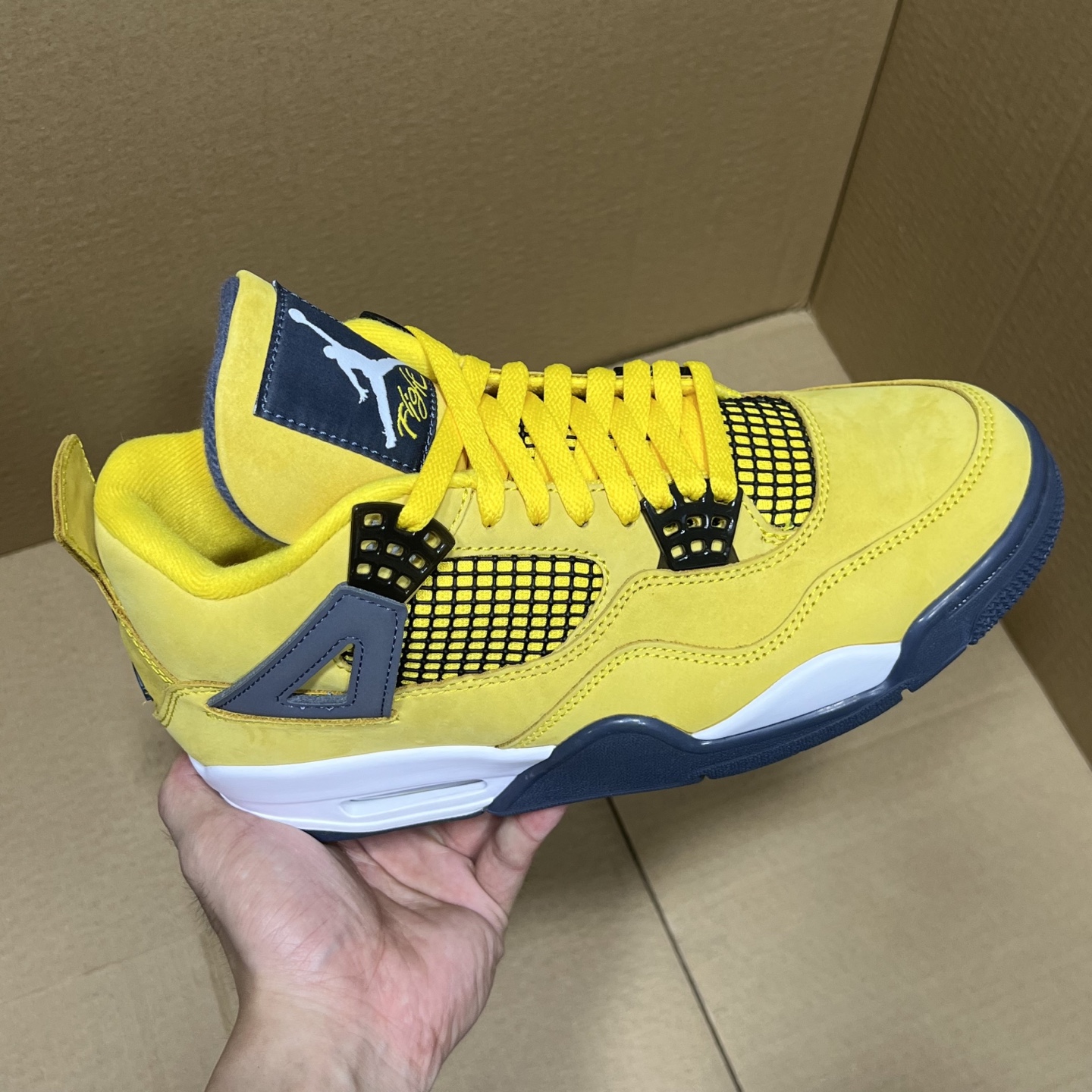 双十二福利开启! R1版AJ4系列特价!价格下调! 市场知名外贸R1版本!早期老的DT,懂的人都懂!品质 口碑一直在线! 稳定输出!终端优势供货! 编码AB275869