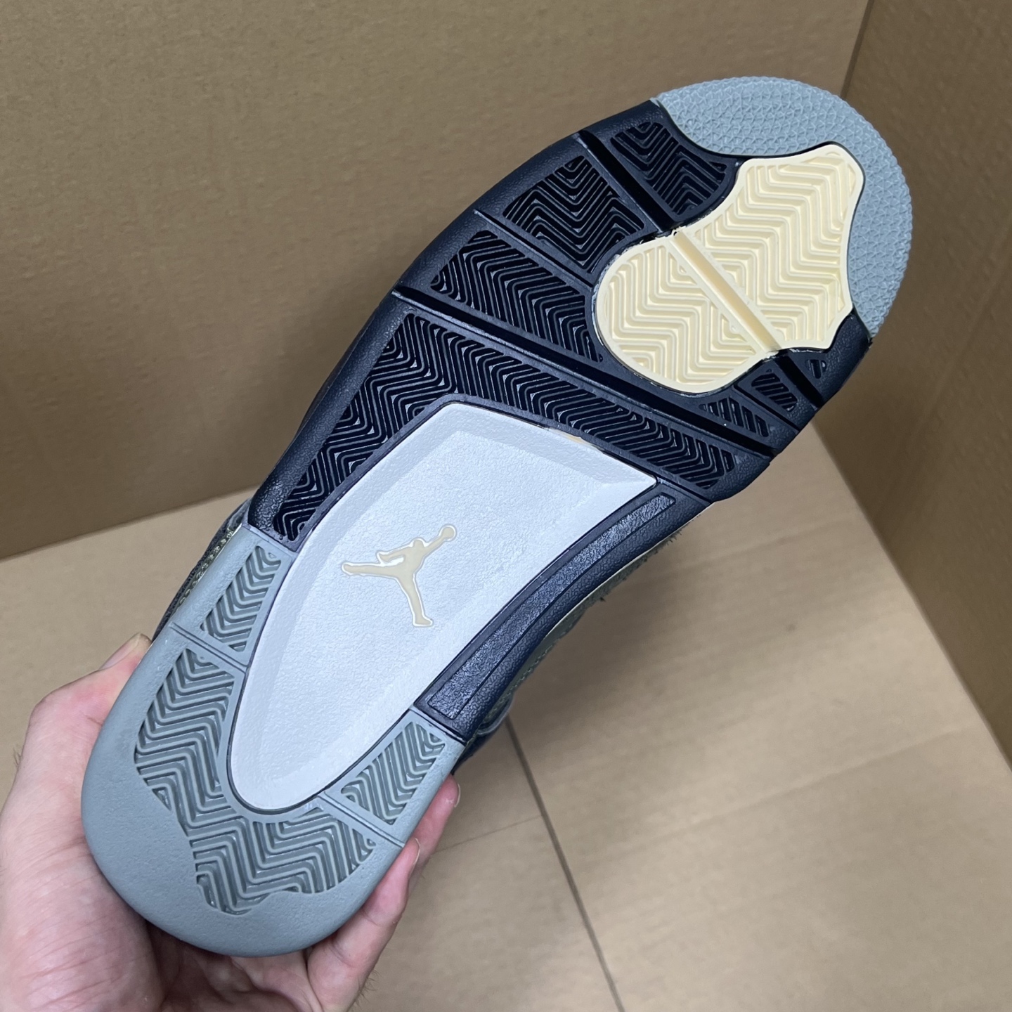 年度重磅福利！R1版AJ4系列特价！市场知名外贸R1版本！早期老的DT，懂的人都懂！品质 口碑一直在线！