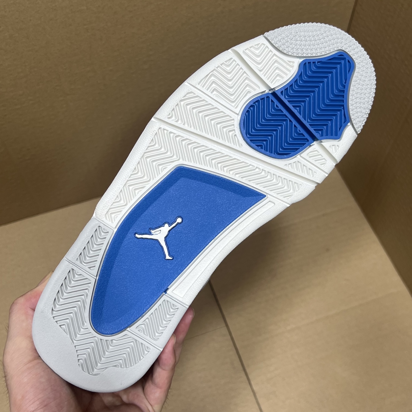 年度重磅福利！R1版AJ4系列特价！市场知名外贸R1版本！早期老的DT，懂的人都懂！品质 口碑一直在线！