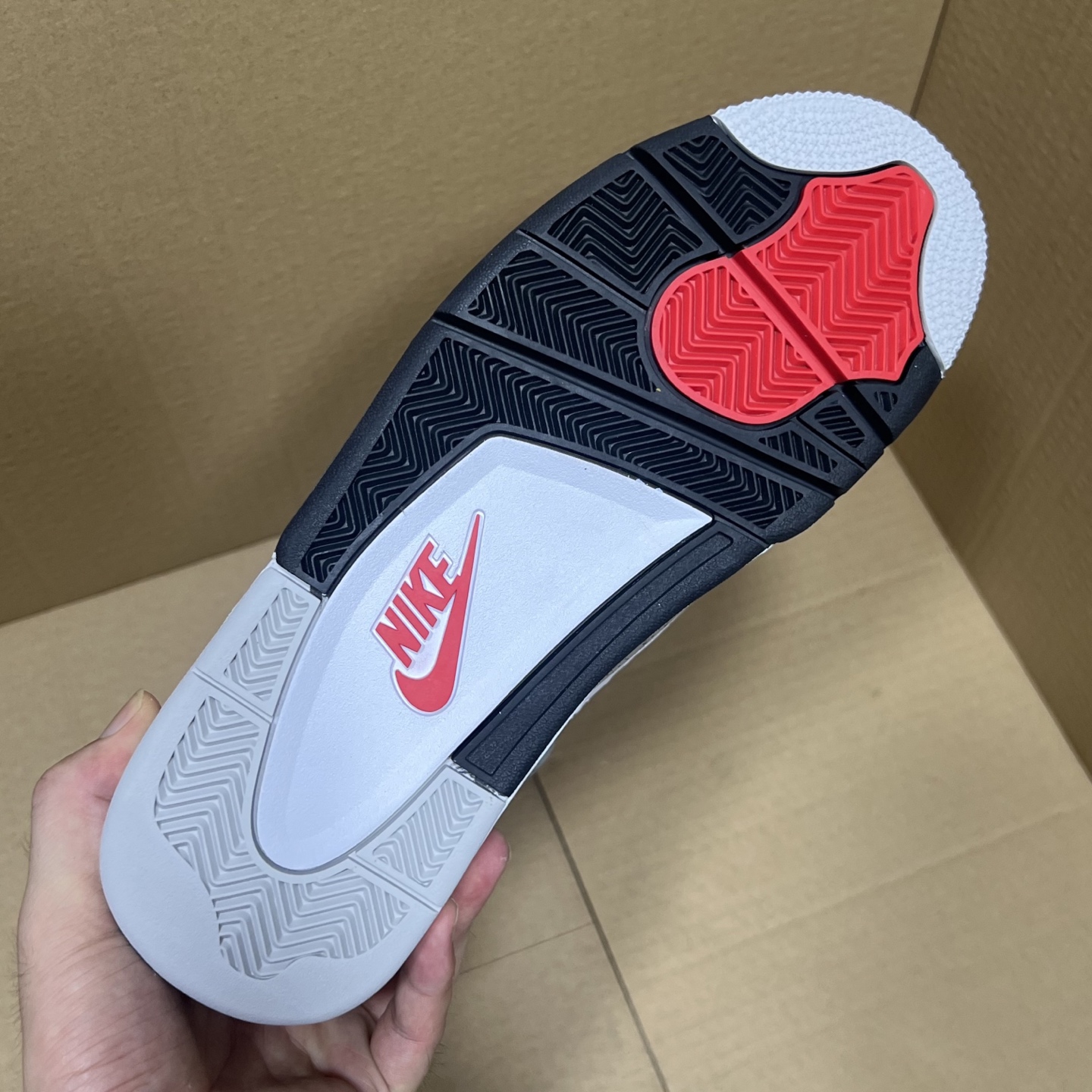 年度重磅福利！R1版AJ4系列特价！市场知名外贸R1版本！早期老的DT，懂的人都懂！品质 口碑一直在线！