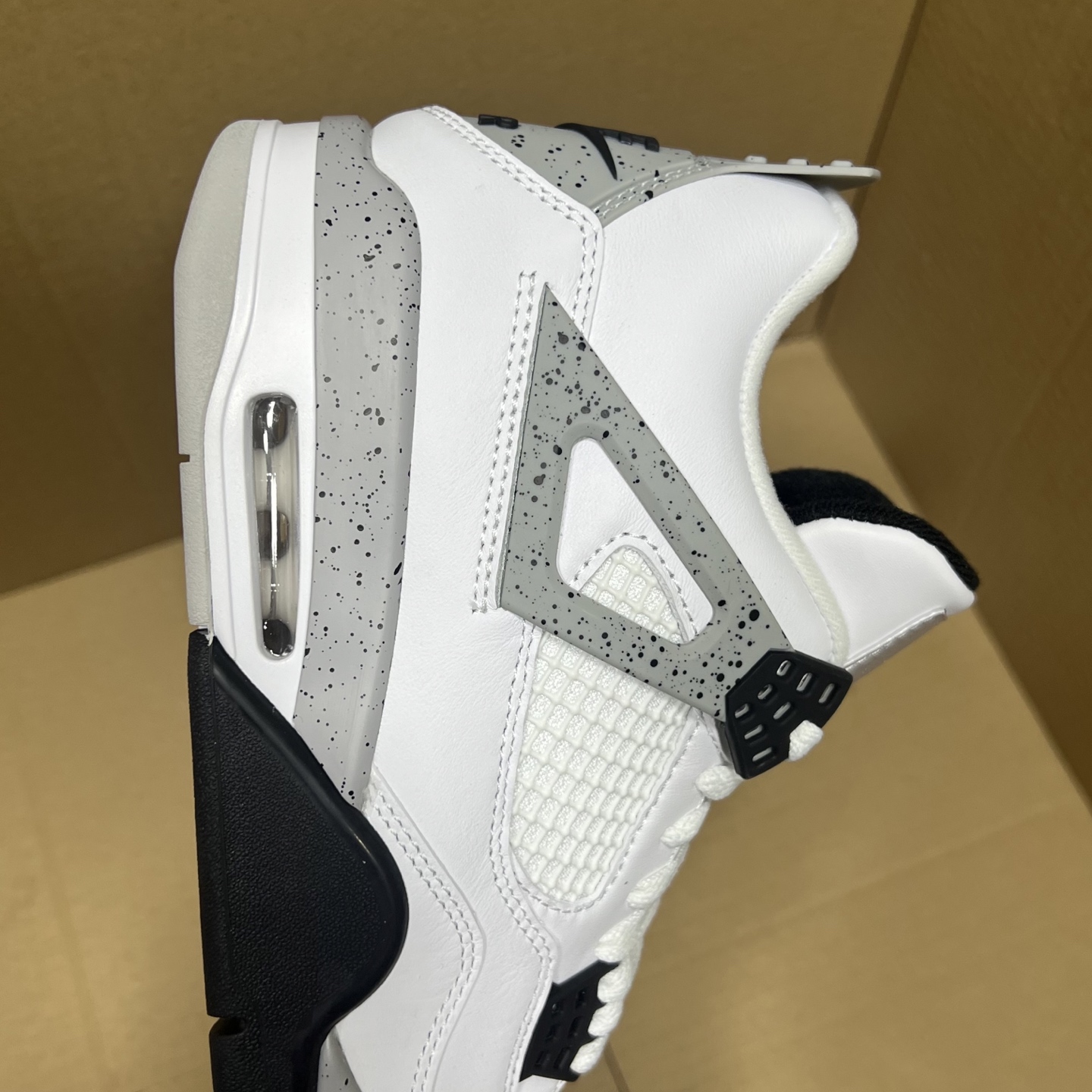 年度重磅福利！R1版AJ4系列特价！市场知名外贸R1版本！早期老的DT，懂的人都懂！品质 口碑一直在线！