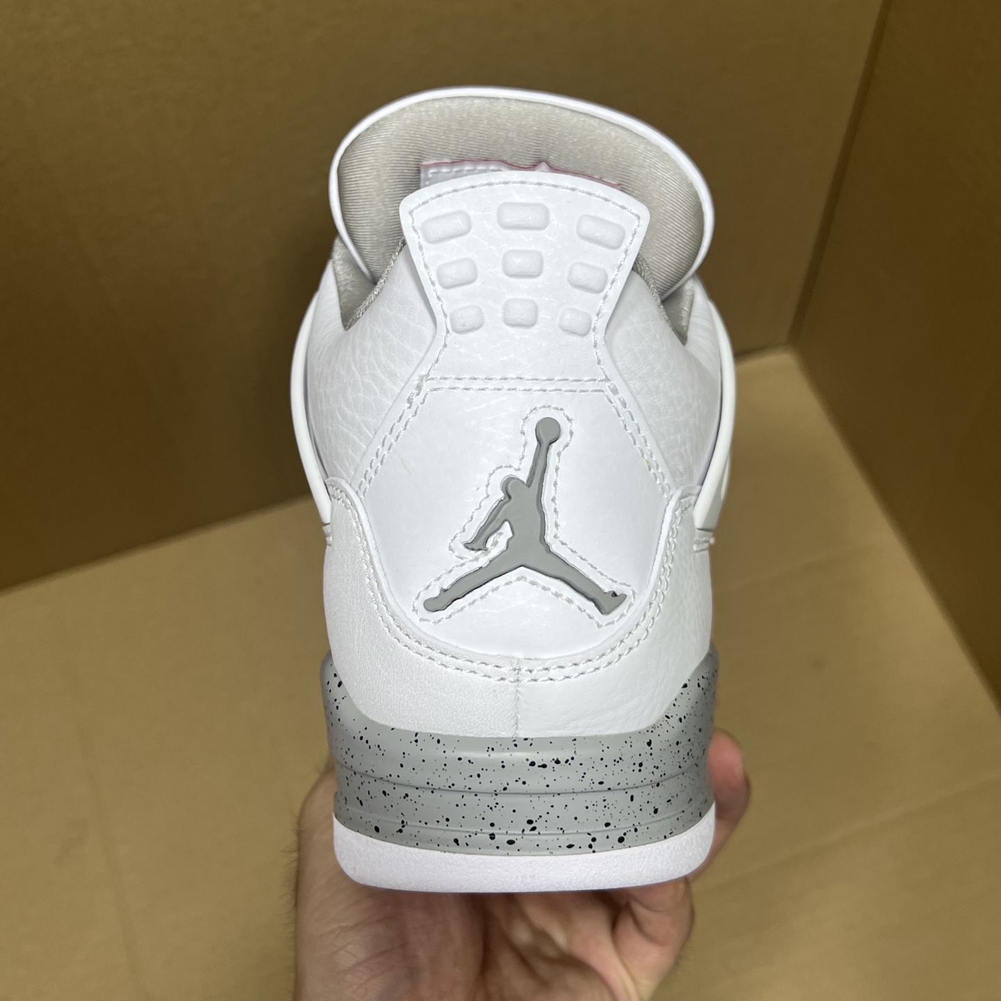 年度重磅福利！R1版AJ4系列特价！市场知名外贸R1版本！早期老的DT，懂的人都懂！品质 口碑一直在线！