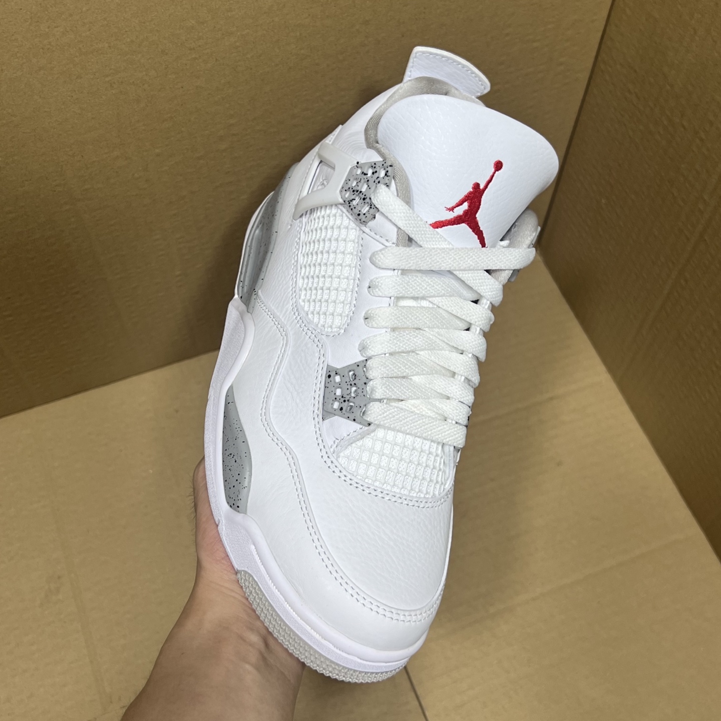 年度重磅福利！R1版AJ4系列特价！市场知名外贸R1版本！早期老的DT，懂的人都懂！品质 口碑一直在线！