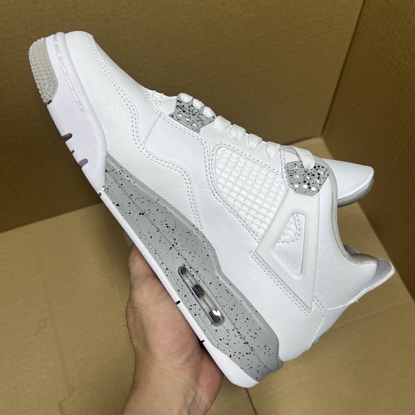 年度重磅福利！R1版AJ4系列特价！市场知名外贸R1版本！早期老的DT，懂的人都懂！品质 口碑一直在线！