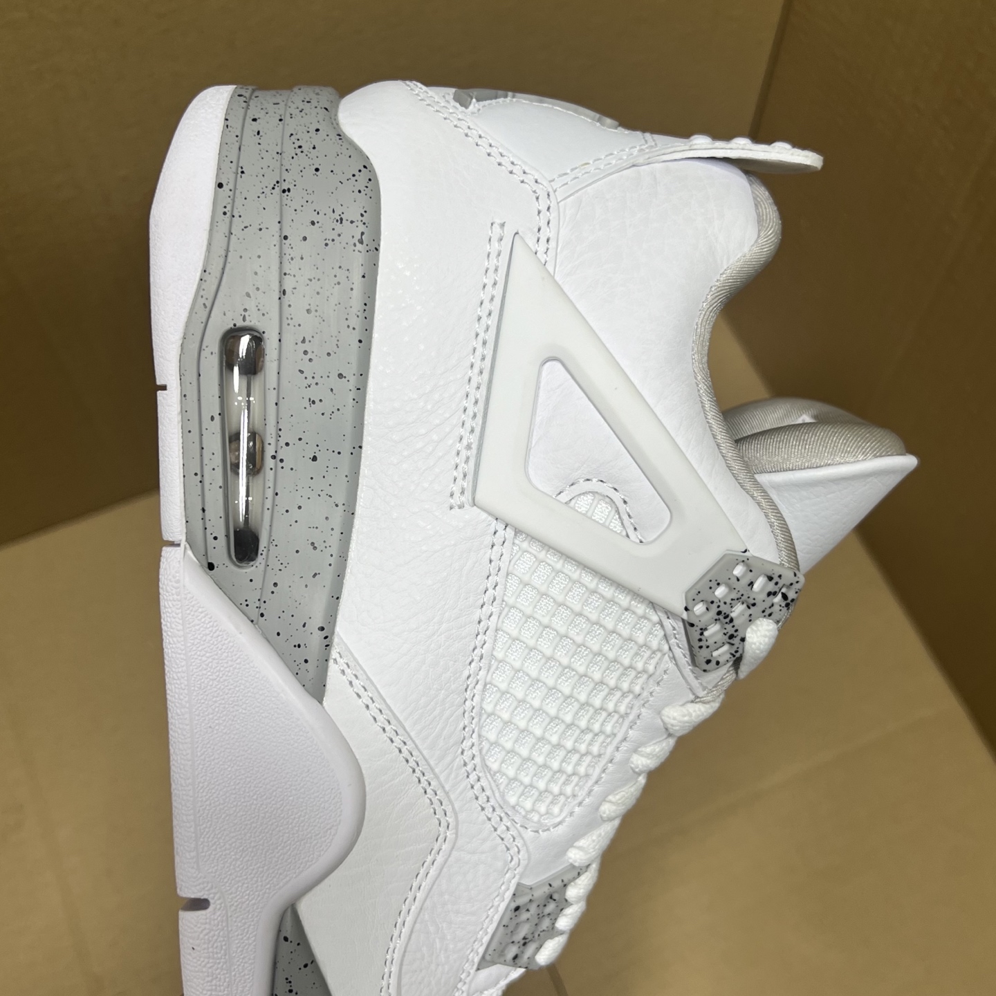 年度重磅福利！R1版AJ4系列特价！市场知名外贸R1版本！早期老的DT，懂的人都懂！品质 口碑一直在线！