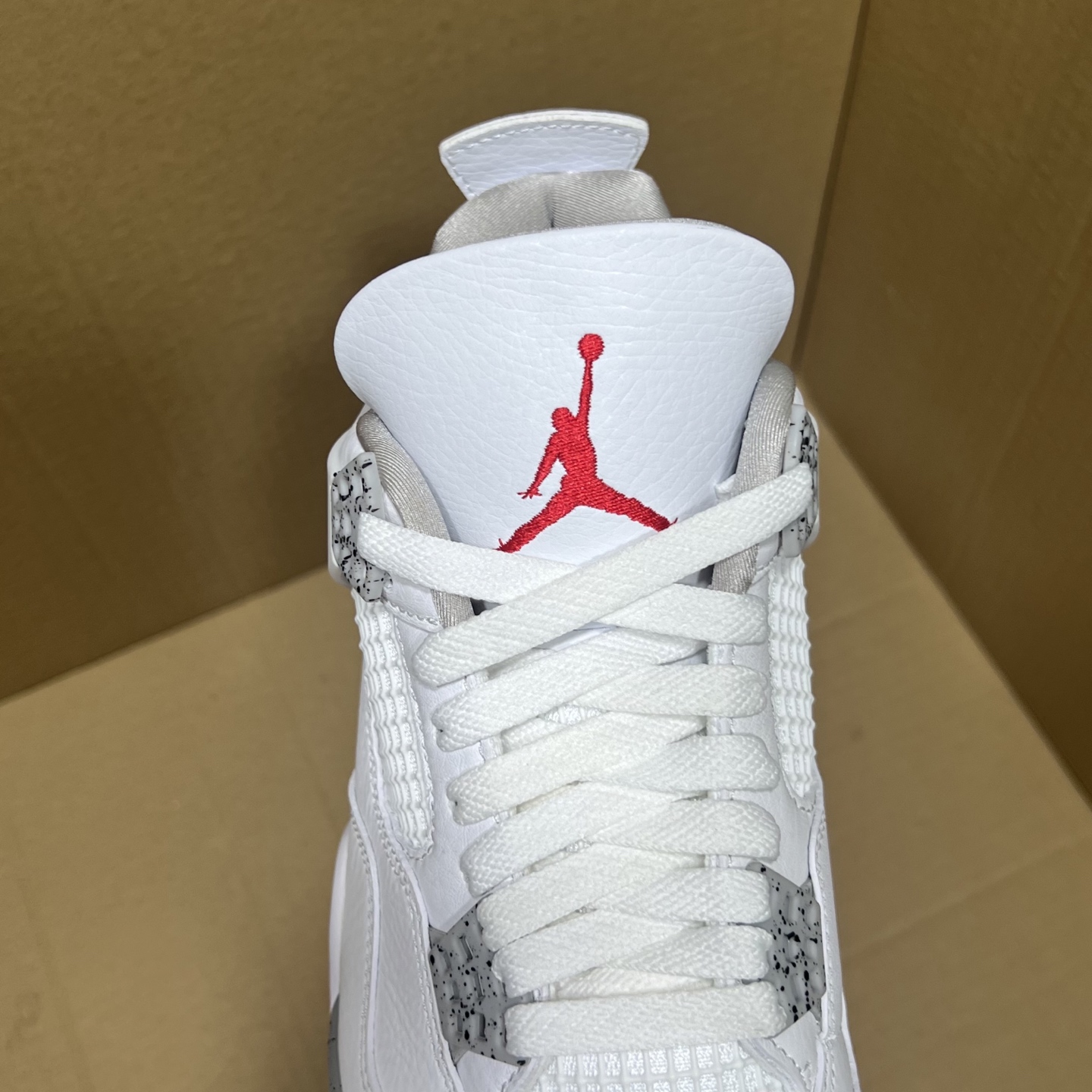 年度重磅福利！R1版AJ4系列特价！市场知名外贸R1版本！早期老的DT，懂的人都懂！品质 口碑一直在线！