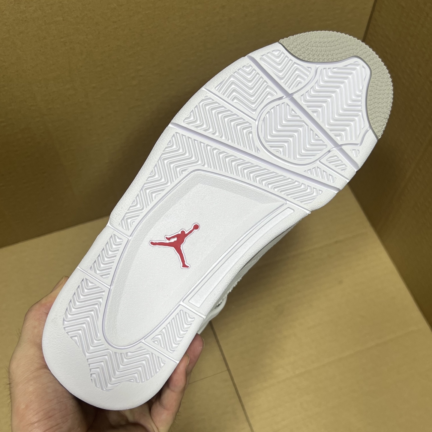 年度重磅福利！R1版AJ4系列特价！市场知名外贸R1版本！早期老的DT，懂的人都懂！品质 口碑一直在线！