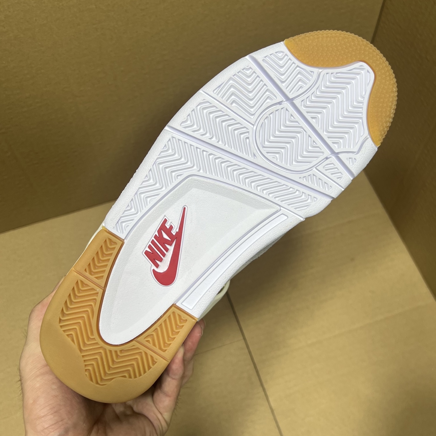 年度重磅福利！R1版AJ4系列特价！市场知名外贸R1版本！早期老的DT，懂的人都懂！品质 口碑一直在线！