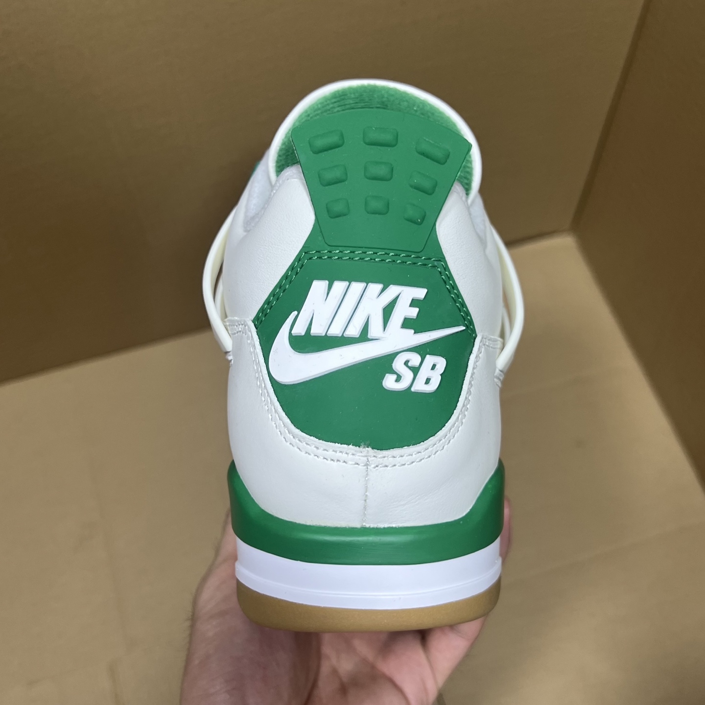 年度重磅福利！R1版AJ4系列特价！市场知名外贸R1版本！早期老的DT，懂的人都懂！品质 口碑一直在线！