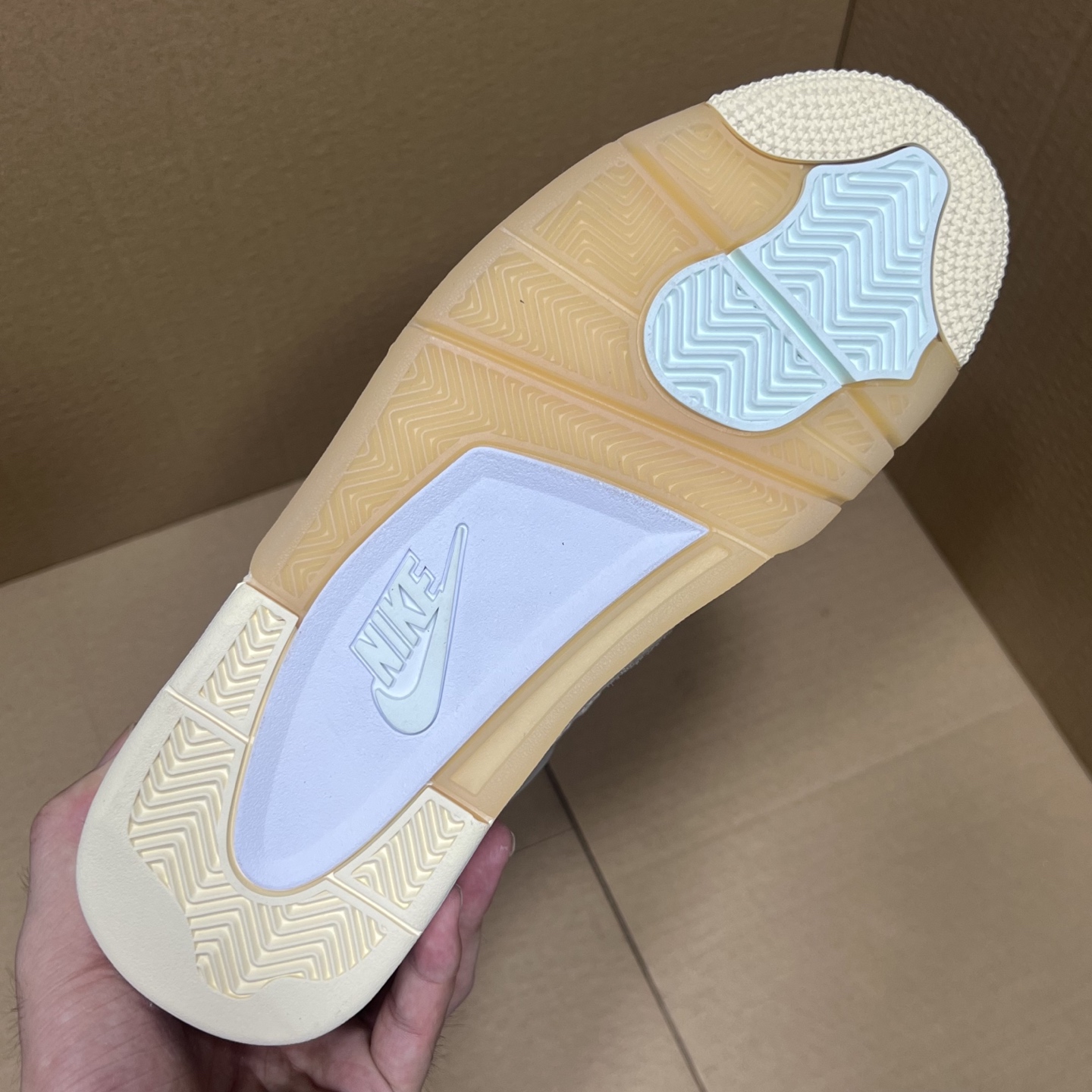 年度重磅福利！R1版AJ4系列特价！市场知名外贸R1版本！早期老的DT，懂的人都懂！品质 口碑一直在线！