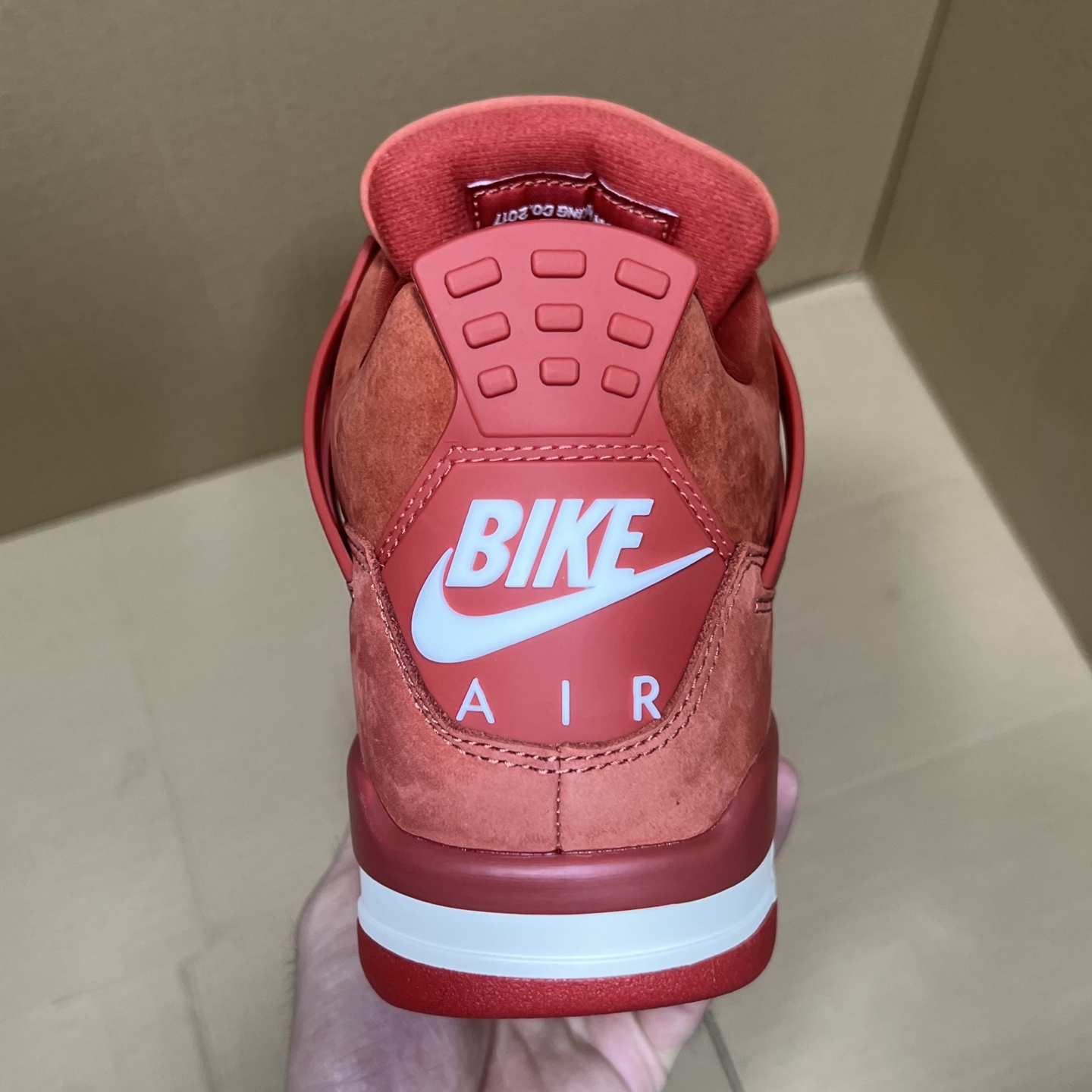 年度重磅福利！R1版AJ4系列特价！市场知名外贸R1版本！早期老的DT，懂的人都懂！品质 口碑一直在线！