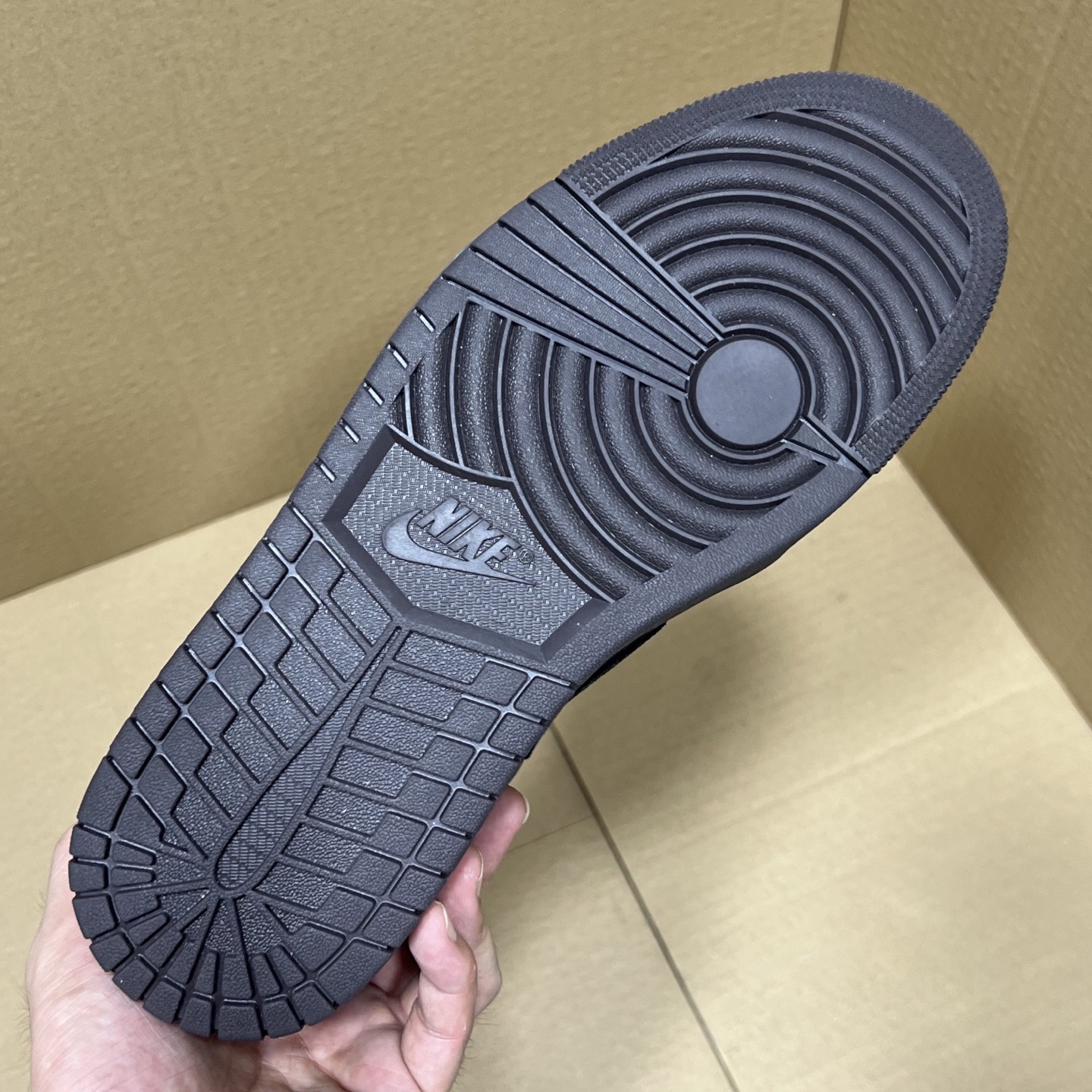 年度重磅福利！R1版AJ1倒勾低帮系列特价！市场知名外贸R1版本！早期老的DT，懂的人都懂！品质 口碑一