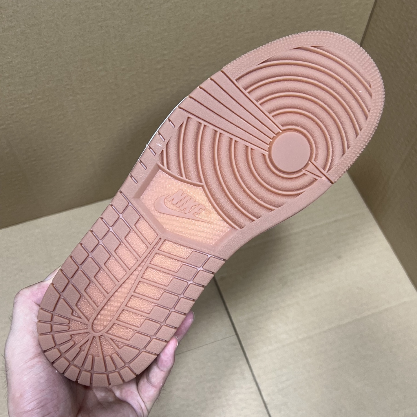 年度重磅福利！R1版AJ1倒勾低帮系列特价！市场知名外贸R1版本！早期老的DT，懂的人都懂！品质 口碑一