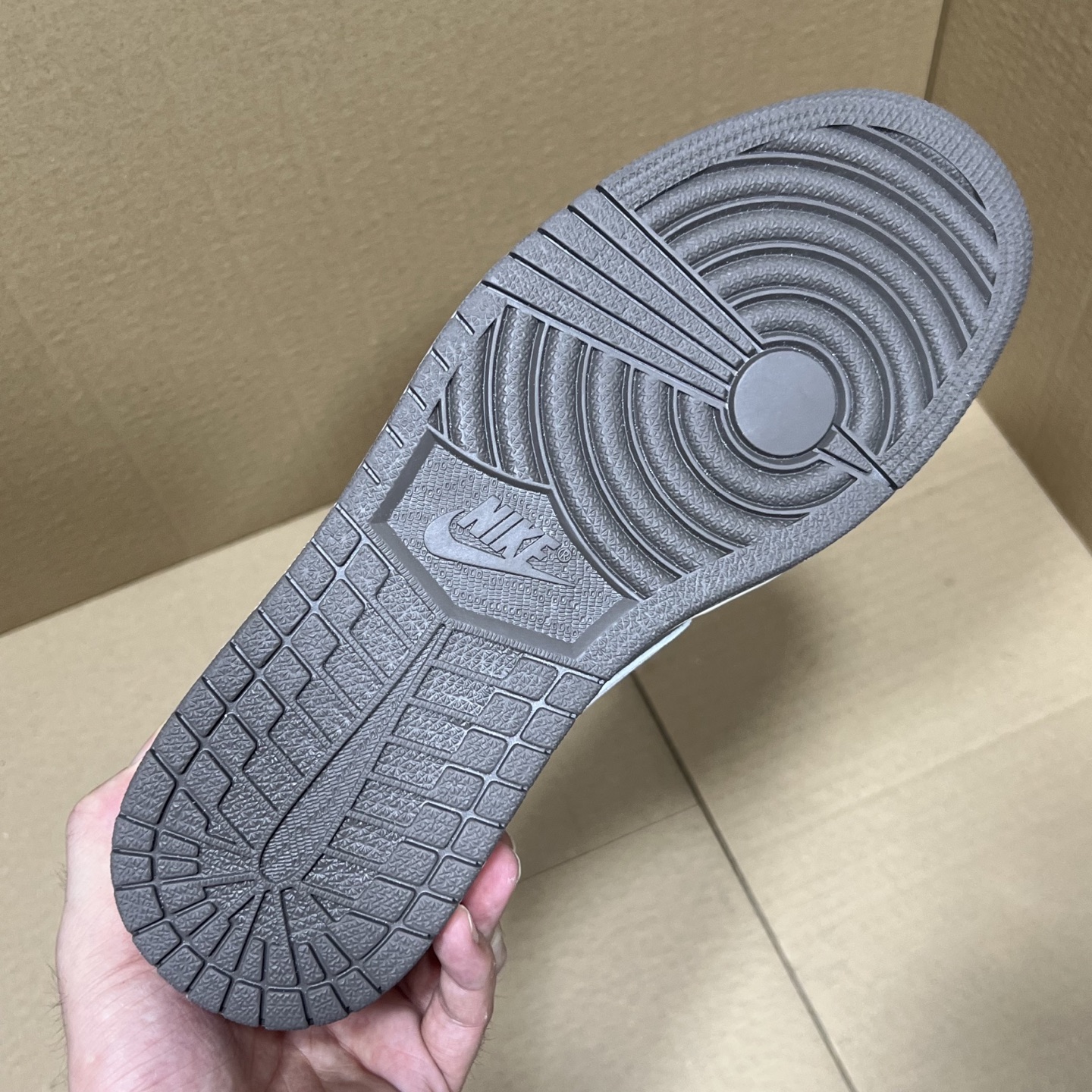 年度重磅福利！R1版AJ1倒勾低帮系列特价！市场知名外贸R1版本！早期老的DT，懂的人都懂！品质 口碑一