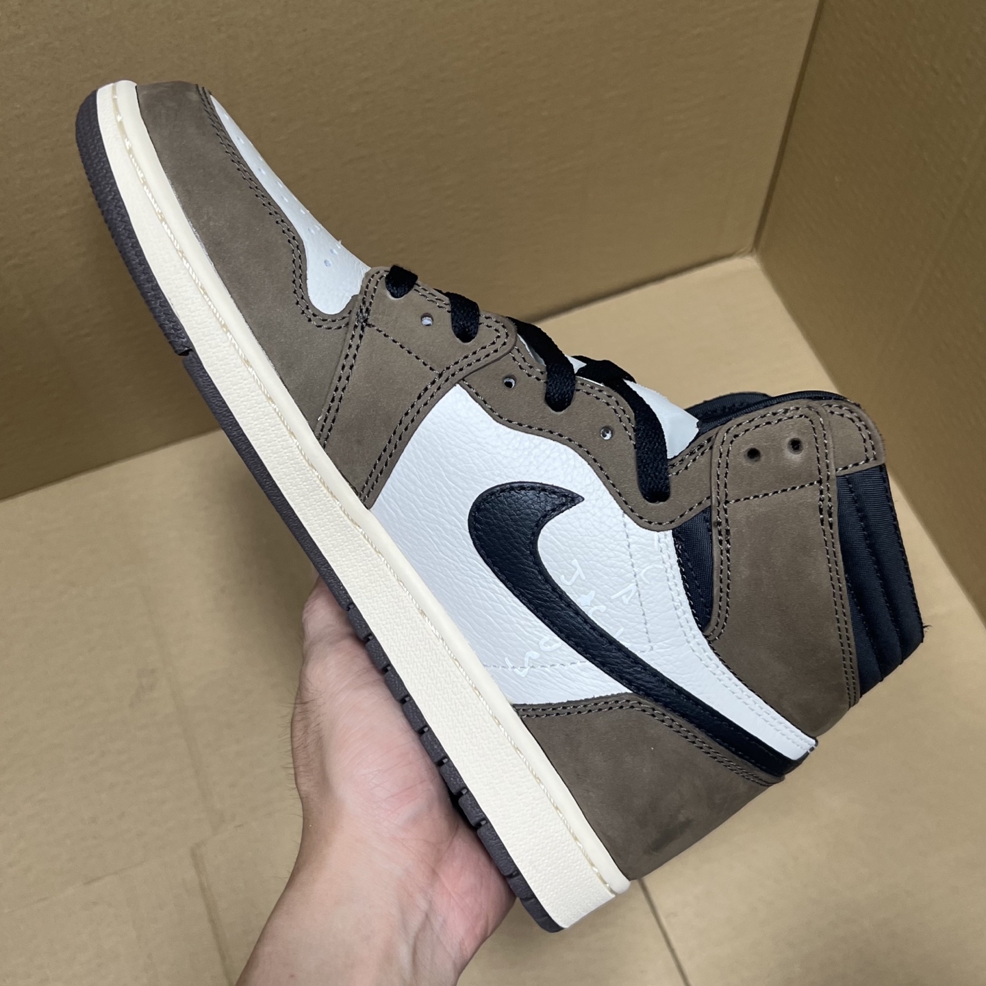 年度重磅福利！R1版AJ1倒勾高帮特价！市场知名外贸R1版本！早期老的DT，懂的人都懂！品质 口碑一直在