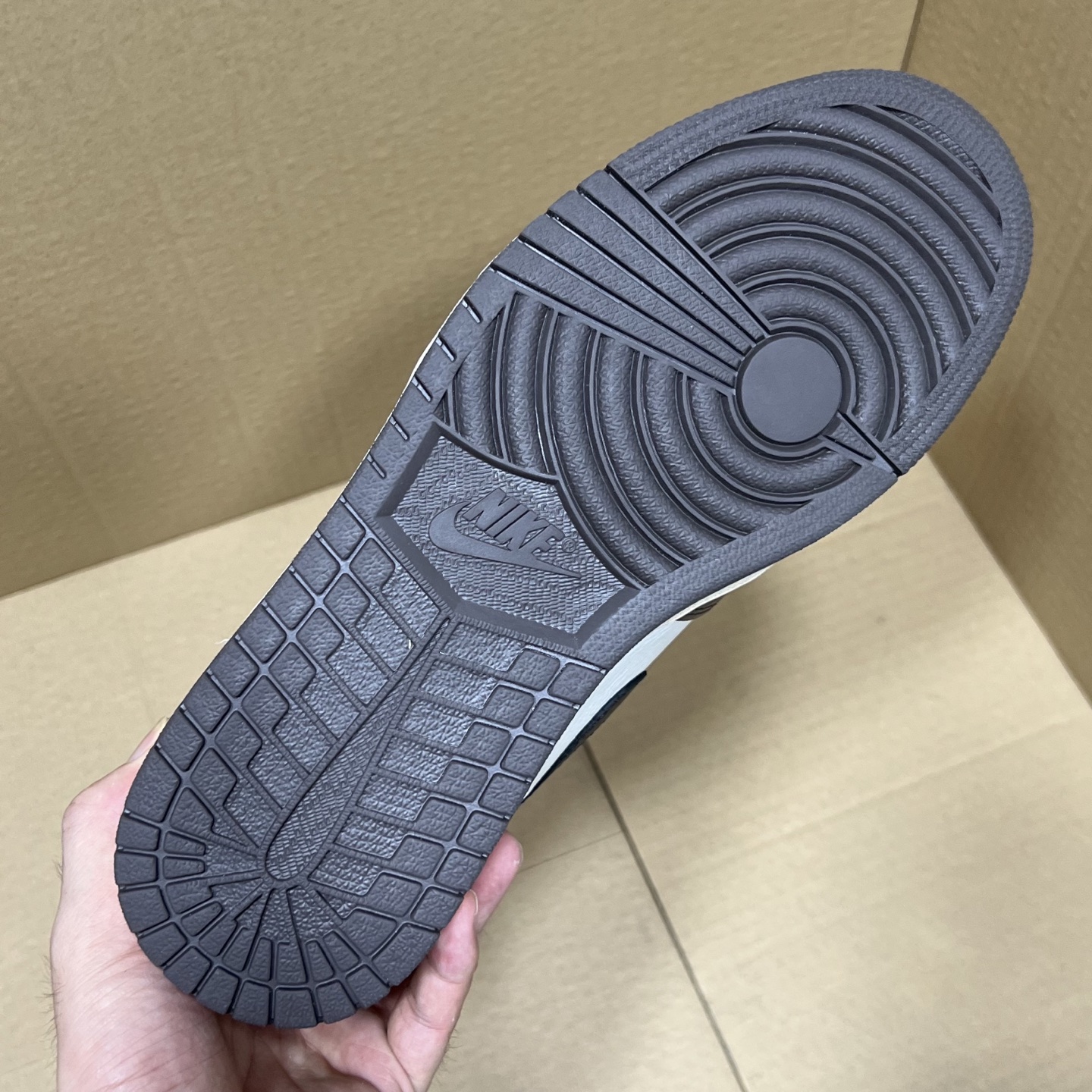 年度重磅福利！R1版AJ1倒勾高帮特价！市场知名外贸R1版本！早期老的DT，懂的人都懂！品质 口碑一直在