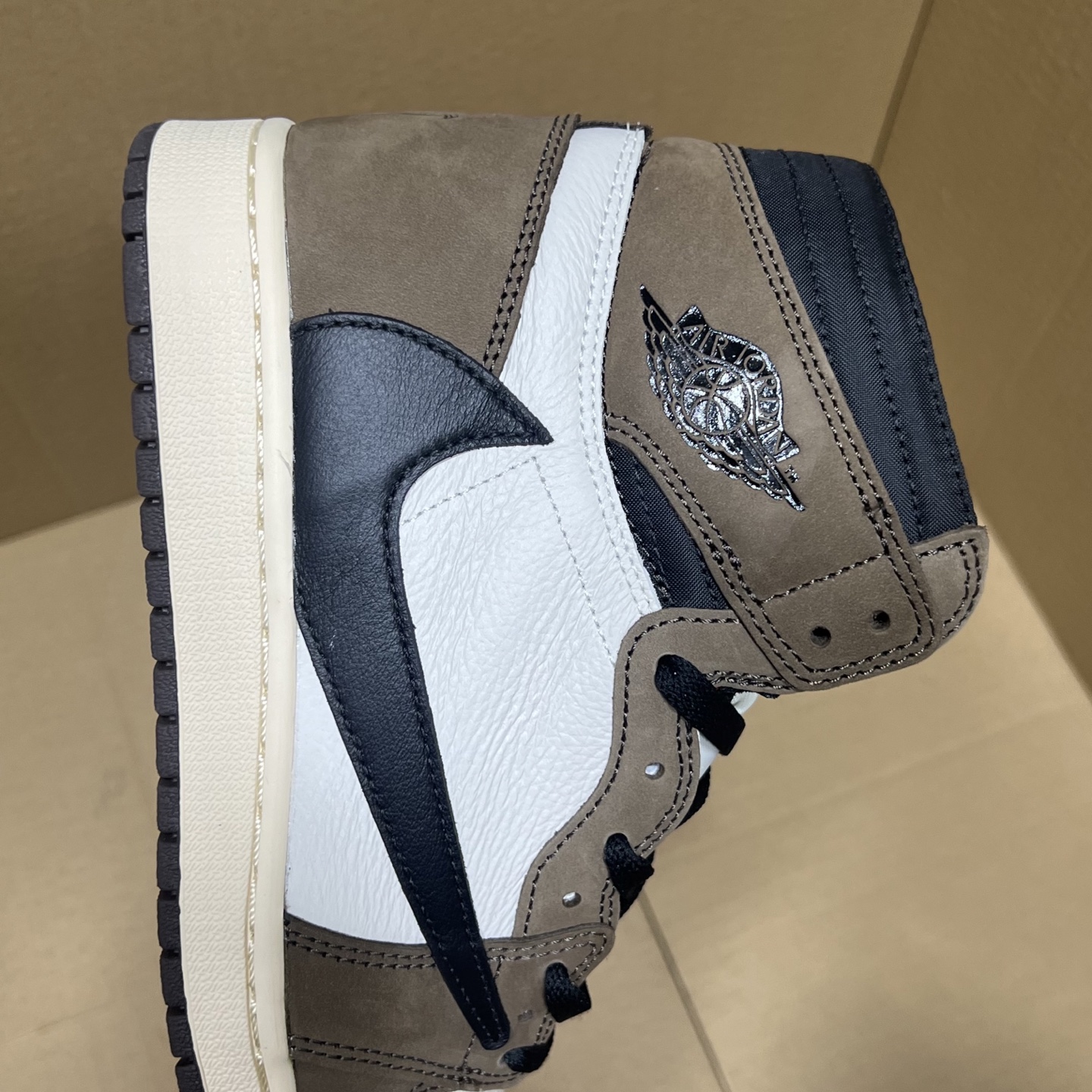 年度重磅福利！R1版AJ1倒勾高帮特价！市场知名外贸R1版本！早期老的DT，懂的人都懂！品质 口碑一直在