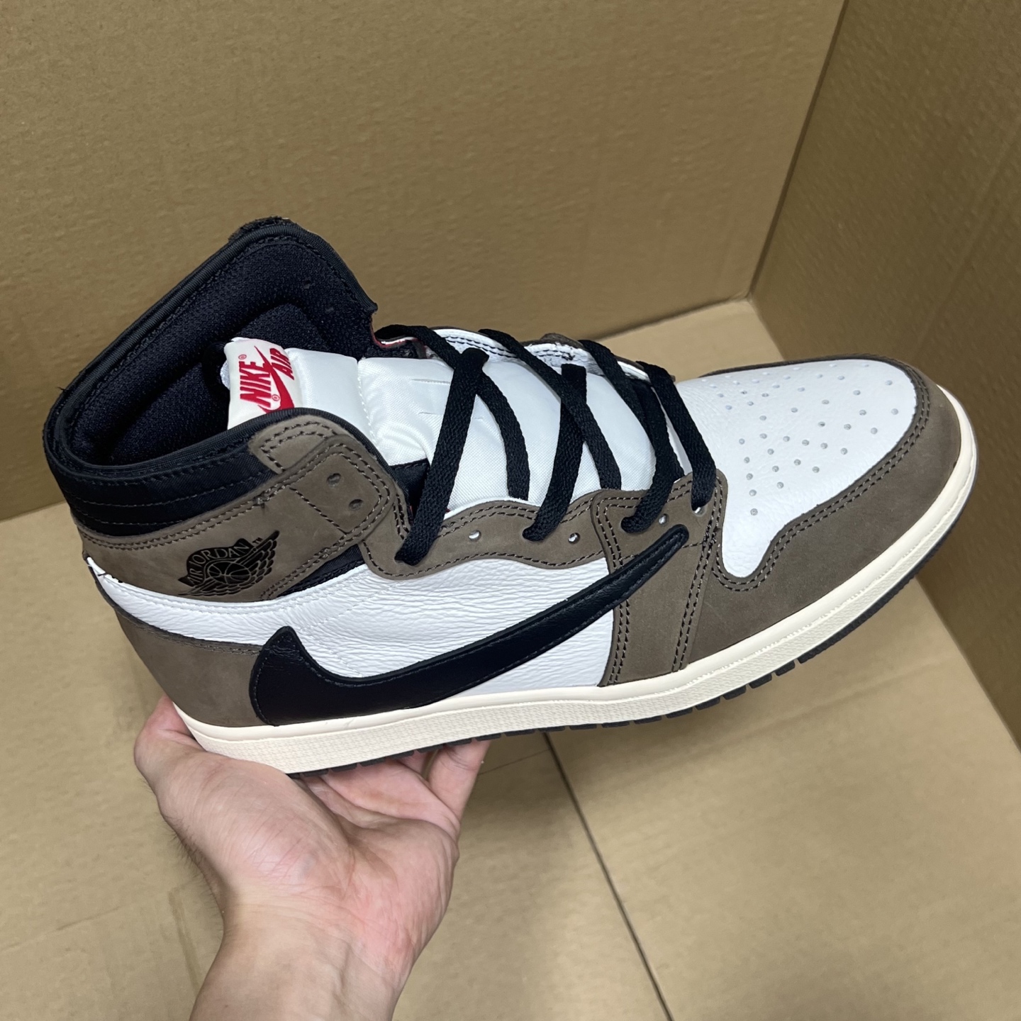 双十二福利开启！ R1版AJ4系列特价！价格下调！ 市场知名外贸R1版本！早期老的DT，懂的人都懂！品质 口碑一直在线！ 尺码36-48.5稳定输出！终端优势供货！ 编码AB275869