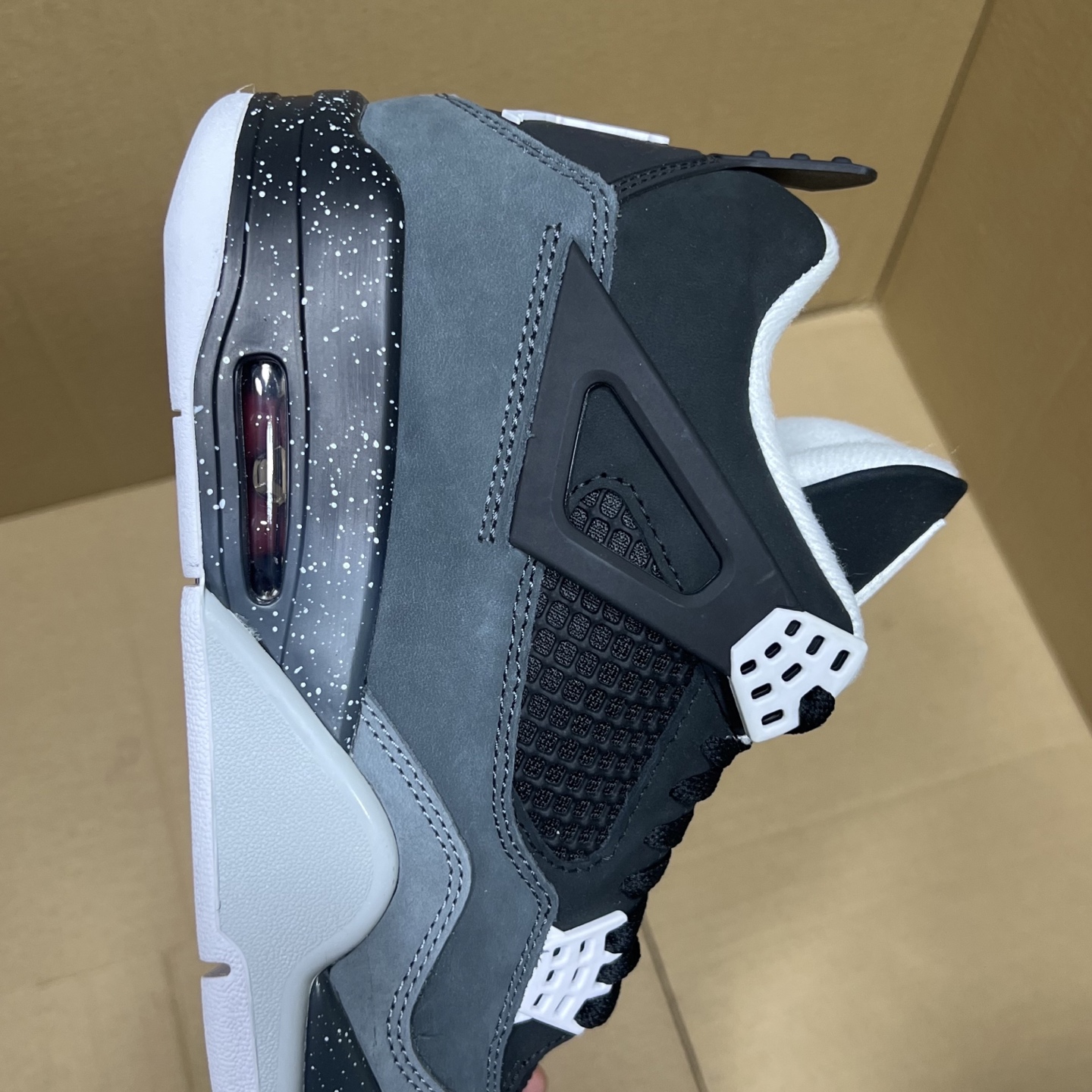 年度重磅福利！R1版AJ4系列特价！市场知名外贸R1版本！早期老的DT，懂的人都懂！品质 口碑一直在线！