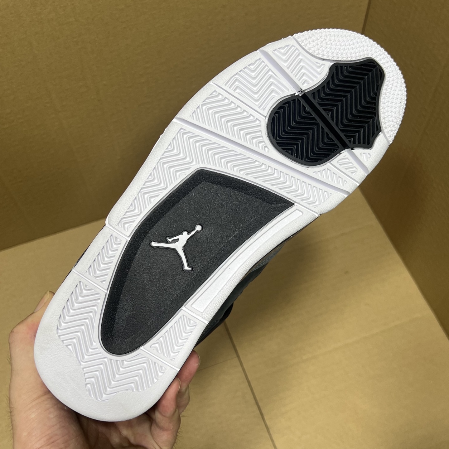 年度重磅福利！R1版AJ4系列特价！市场知名外贸R1版本！早期老的DT，懂的人都懂！品质 口碑一直在线！