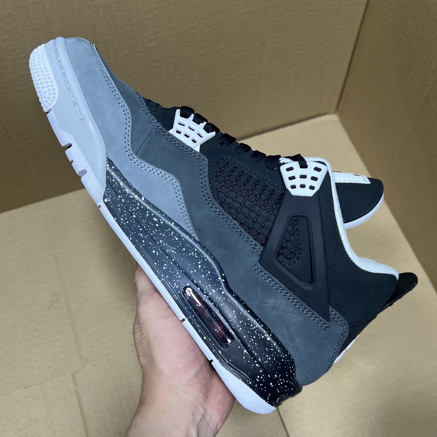 年度重磅福利！R1版AJ4系列特价！市场知名外贸R1版本！早期老的DT，懂的人都懂！品质 口碑一直在线！