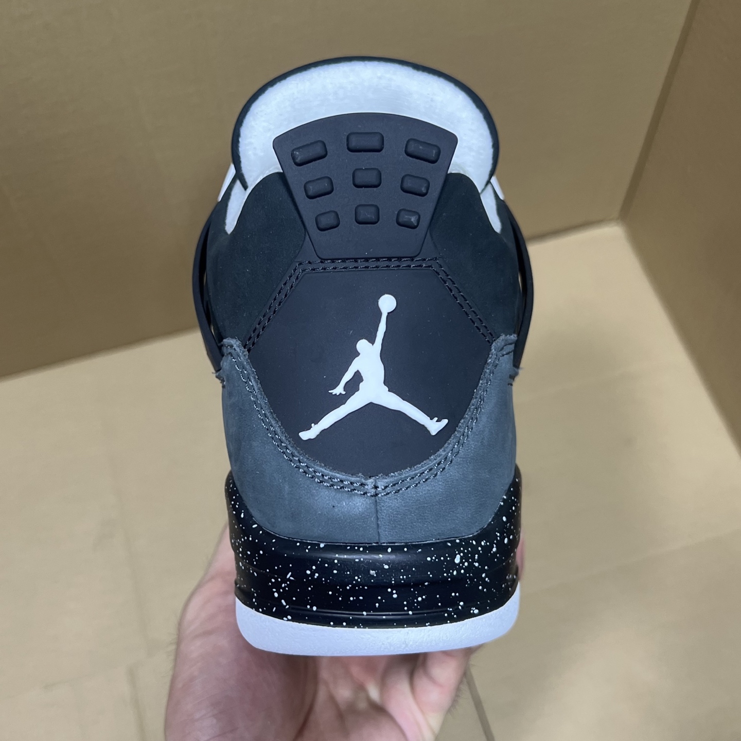 年度重磅福利！R1版AJ4系列特价！市场知名外贸R1版本！早期老的DT，懂的人都懂！品质 口碑一直在线！