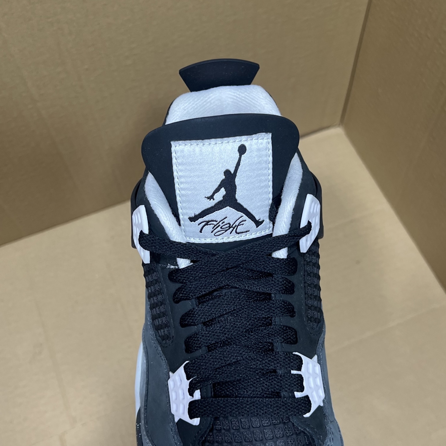 年度重磅福利！R1版AJ4系列特价！市场知名外贸R1版本！早期老的DT，懂的人都懂！品质 口碑一直在线！