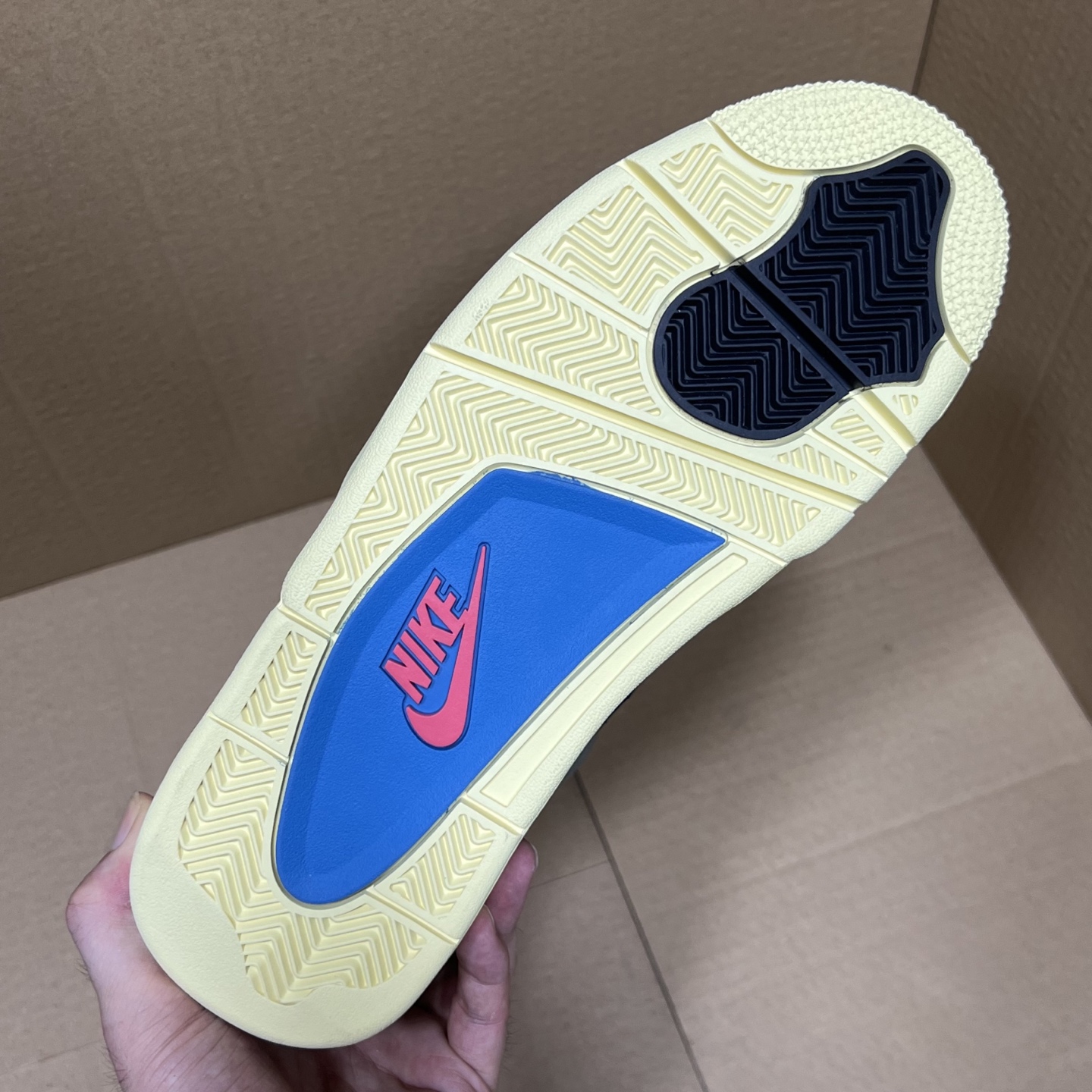 年度重磅福利！R1版AJ4系列特价！市场知名外贸R1版本！早期老的DT，懂的人都懂！品质 口碑一直在线！