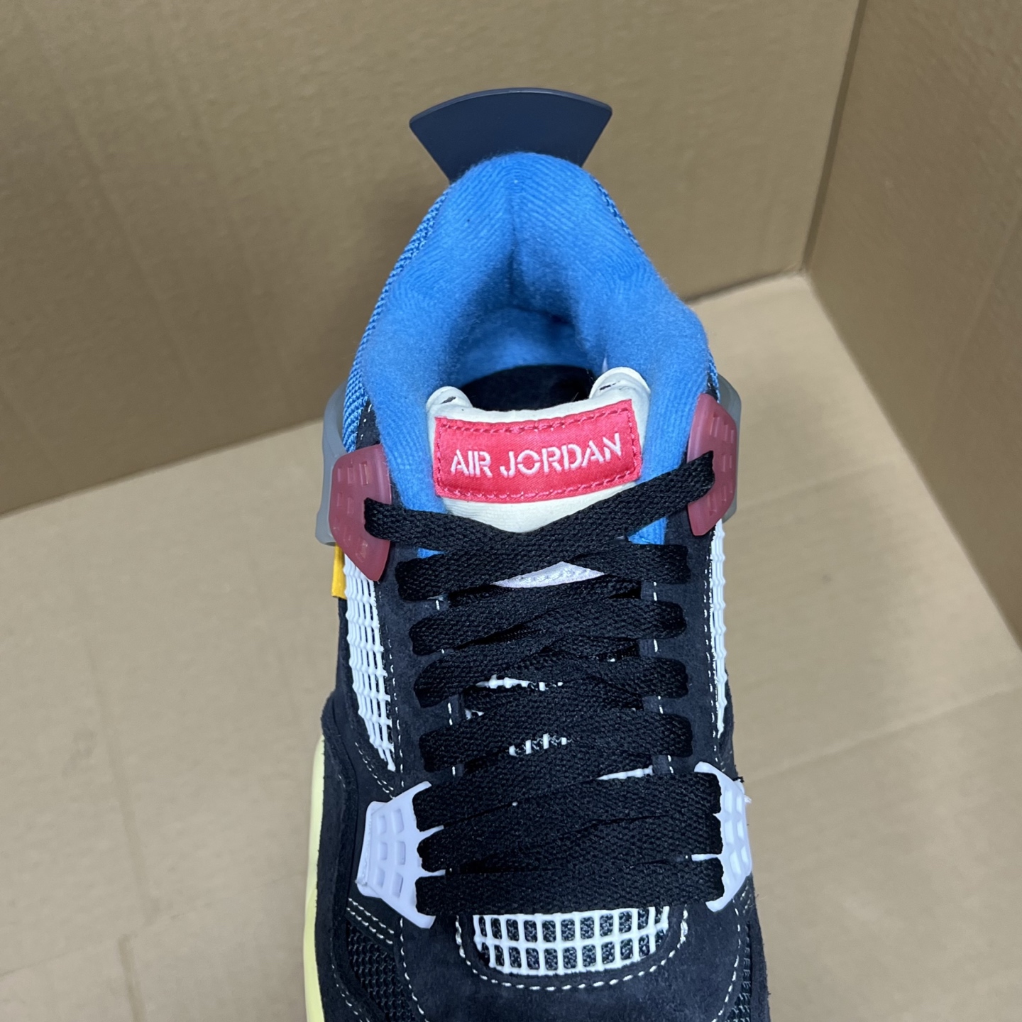 年度重磅福利！R1版AJ4系列特价！市场知名外贸R1版本！早期老的DT，懂的人都懂！品质 口碑一直在线！