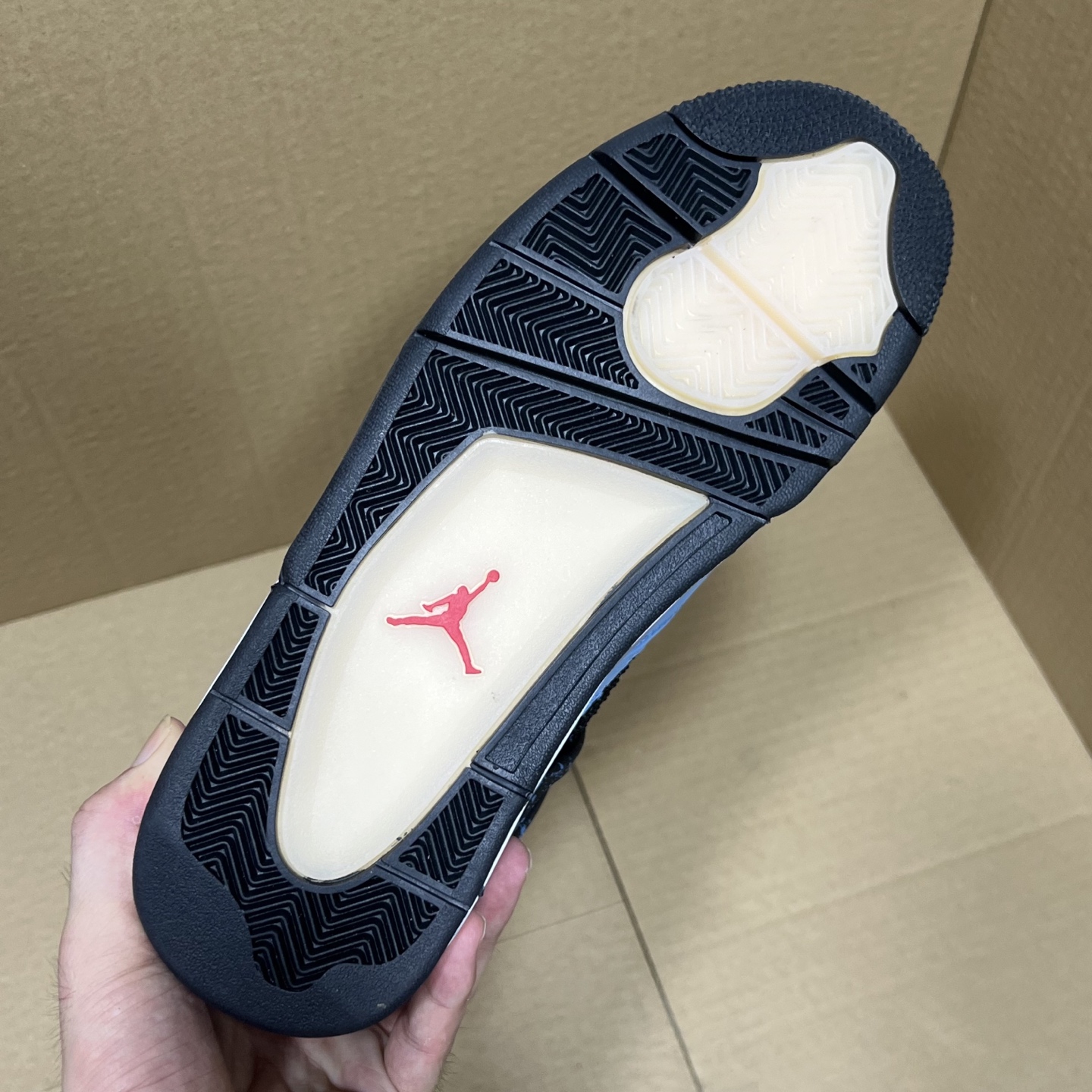 年度重磅福利！R1版AJ4系列特价！市场知名外贸R1版本！早期老的DT，懂的人都懂！品质 口碑一直在线！