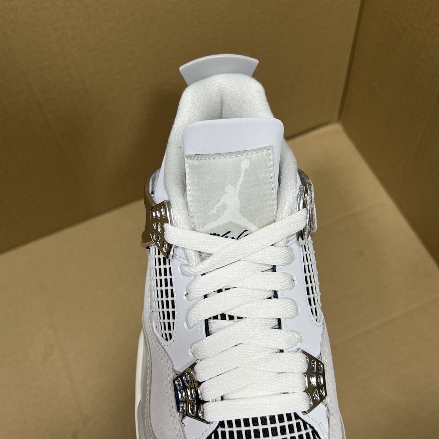 年度重磅福利！R1版AJ4系列特价！市场知名外贸R1版本！早期老的DT，懂的人都懂！品质 口碑一直在线！