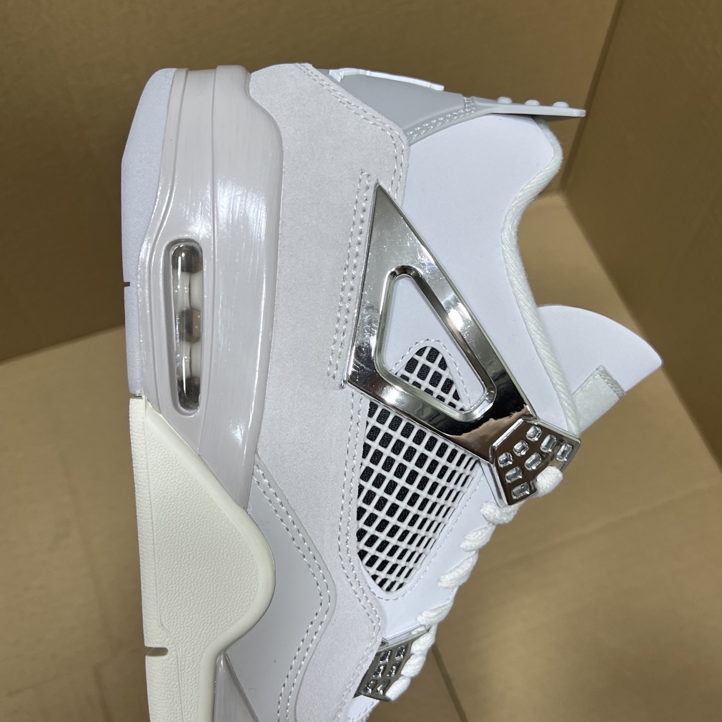 年度重磅福利！R1版AJ4系列特价！市场知名外贸R1版本！早期老的DT，懂的人都懂！品质 口碑一直在线！