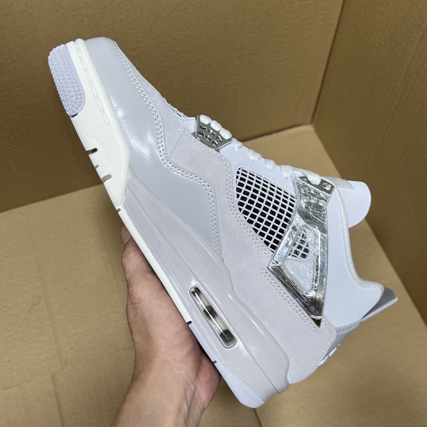 年度重磅福利！R1版AJ4系列特价！市场知名外贸R1版本！早期老的DT，懂的人都懂！品质 口碑一直在线！