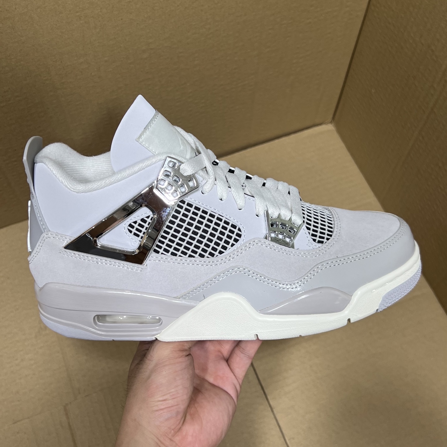 年度重磅福利！R1版AJ4系列特价！市场知名外贸R1版本！早期老的DT，懂的人都懂！品质 口碑一直在线！