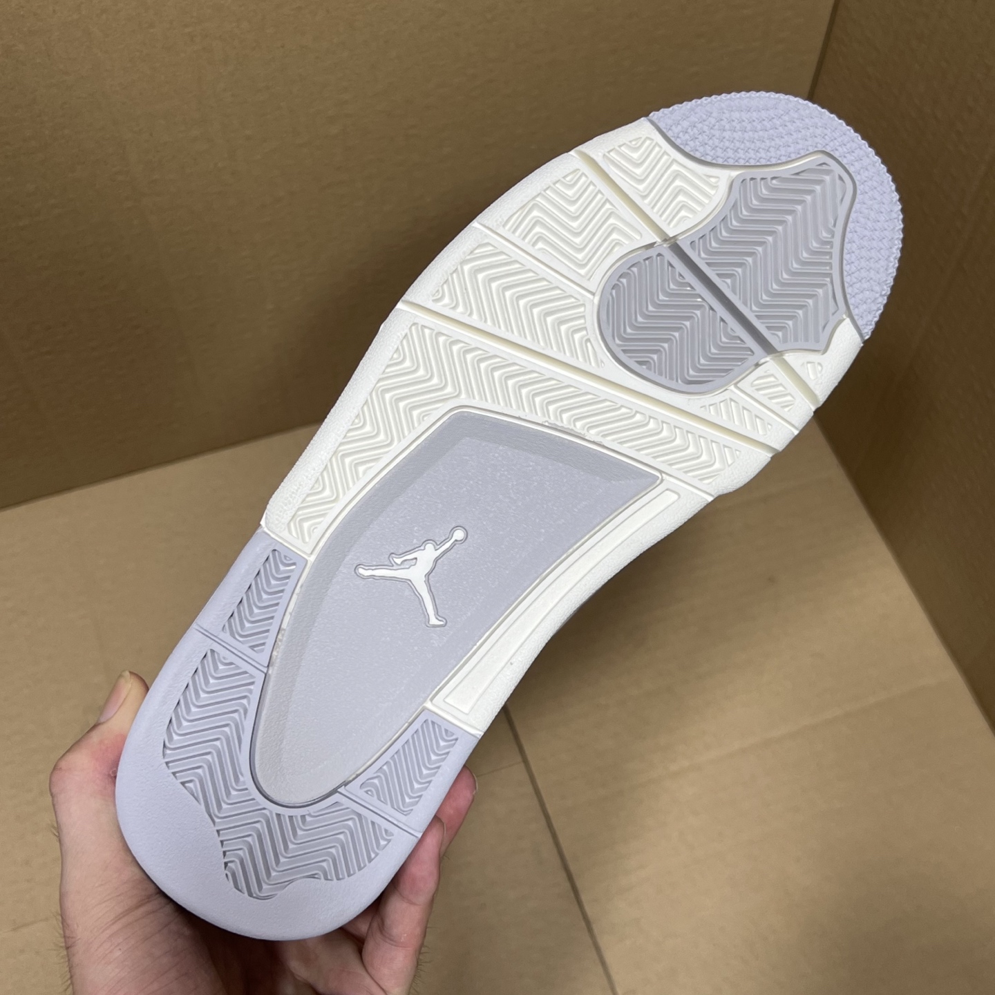 年度重磅福利！R1版AJ4系列特价！市场知名外贸R1版本！早期老的DT，懂的人都懂！品质 口碑一直在线！