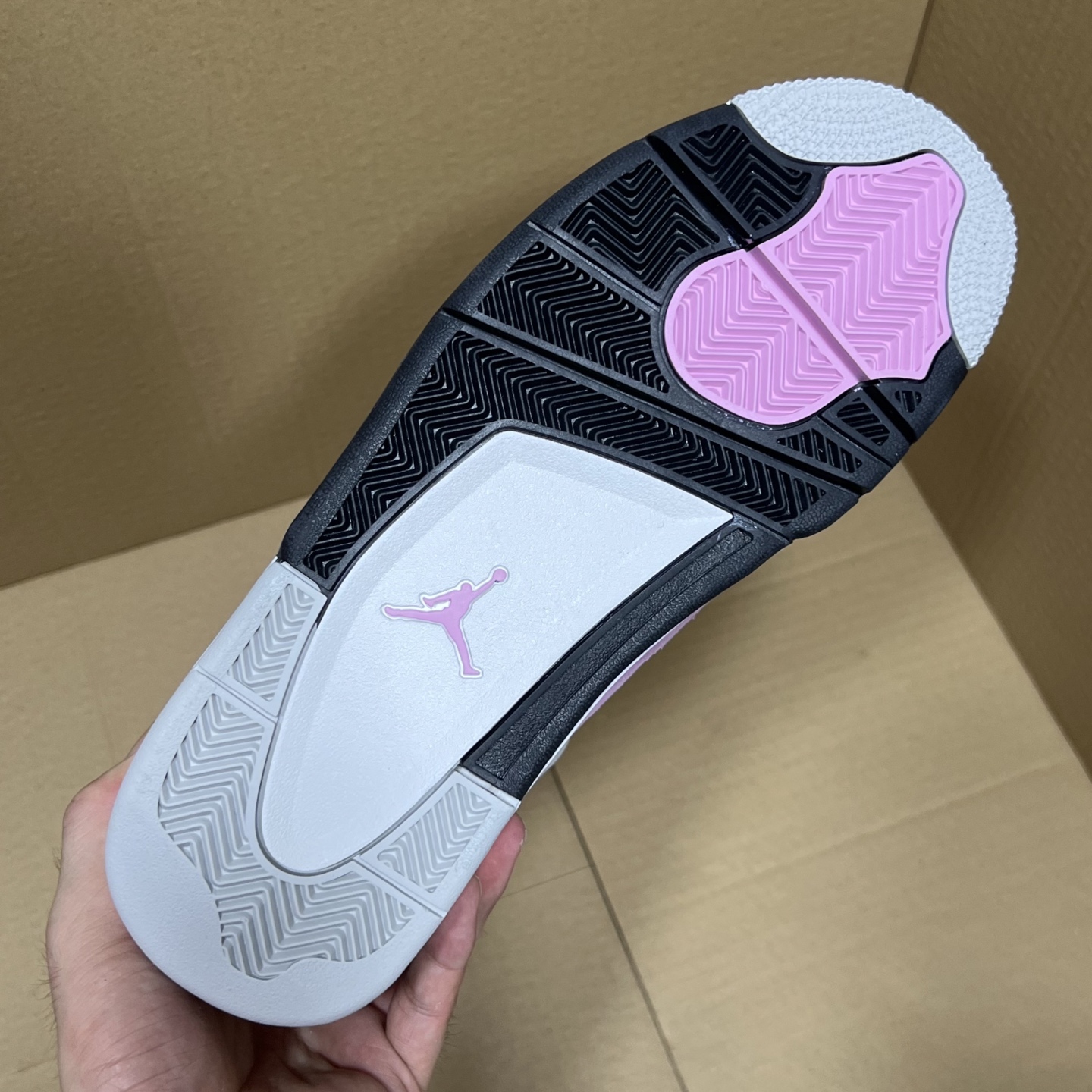 年度重磅福利！R1版AJ4系列特价！市场知名外贸R1版本！早期老的DT，懂的人都懂！品质 口碑一直在线！