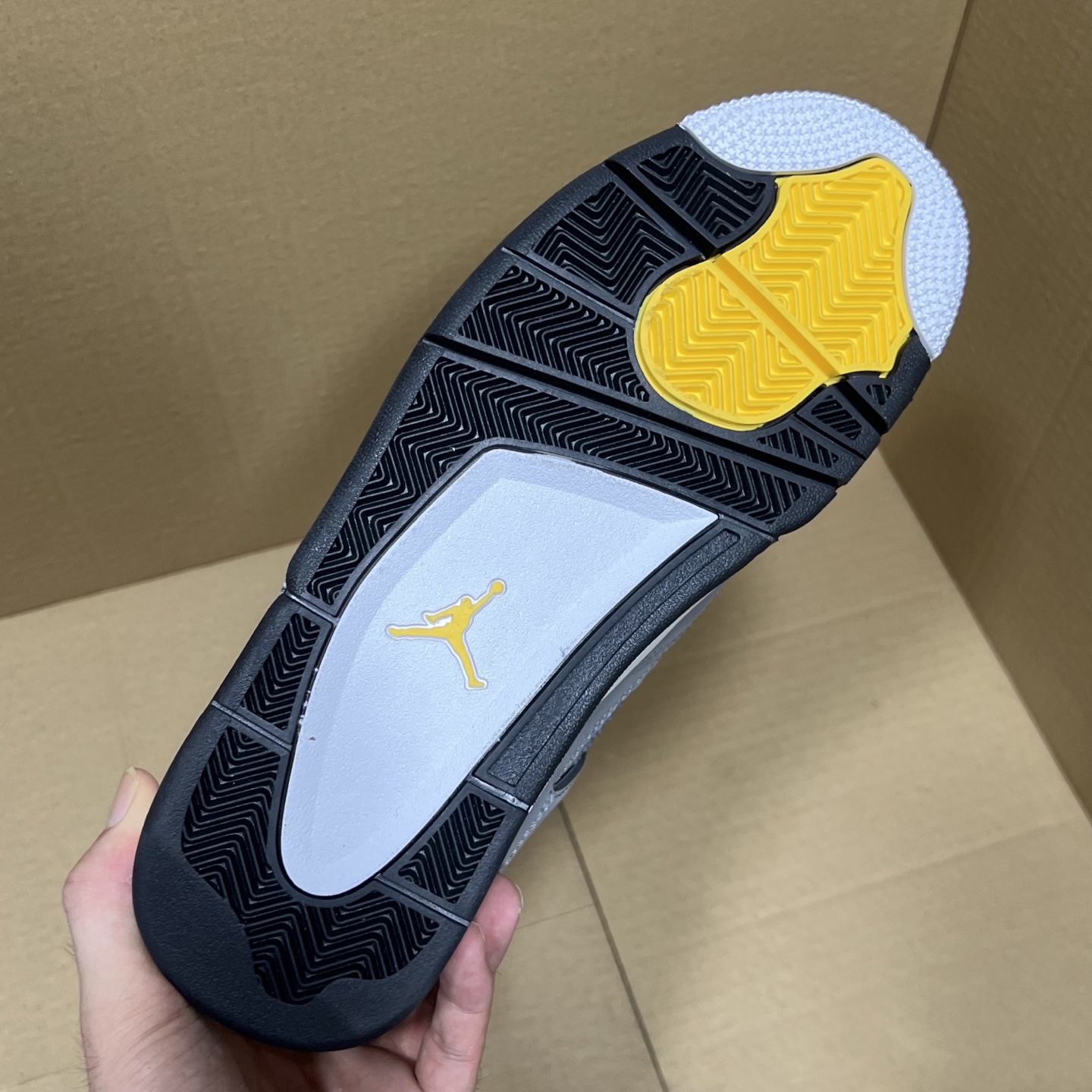 年度重磅福利！R1版AJ4系列特价！市场知名外贸R1版本！早期老的DT，懂的人都懂！品质 口碑一直在线！