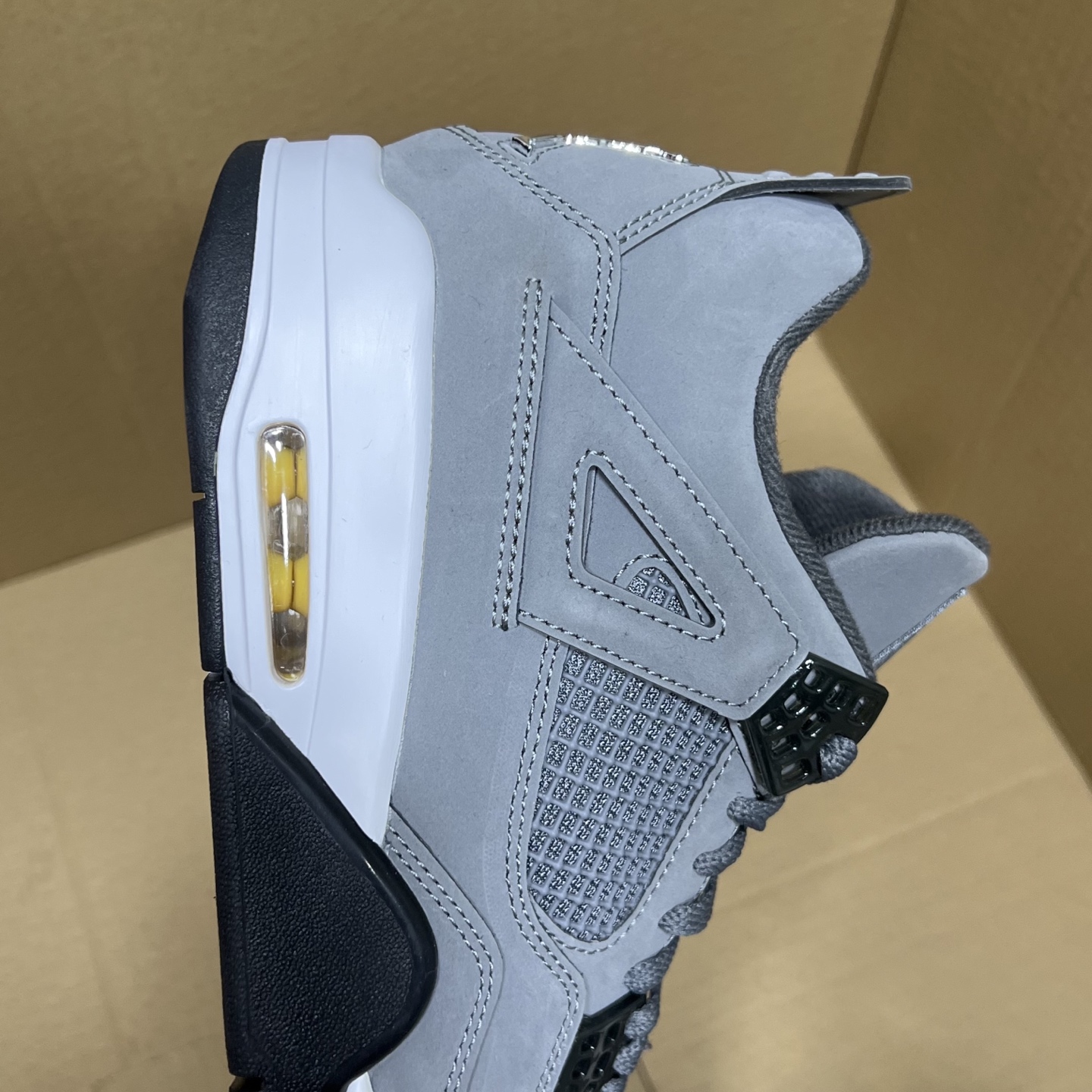 年度重磅福利！R1版AJ4系列特价！市场知名外贸R1版本！早期老的DT，懂的人都懂！品质 口碑一直在线！