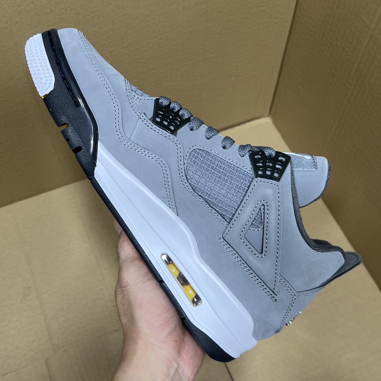 年度重磅福利！R1版AJ4系列特价！市场知名外贸R1版本！早期老的DT，懂的人都懂！品质 口碑一直在线！