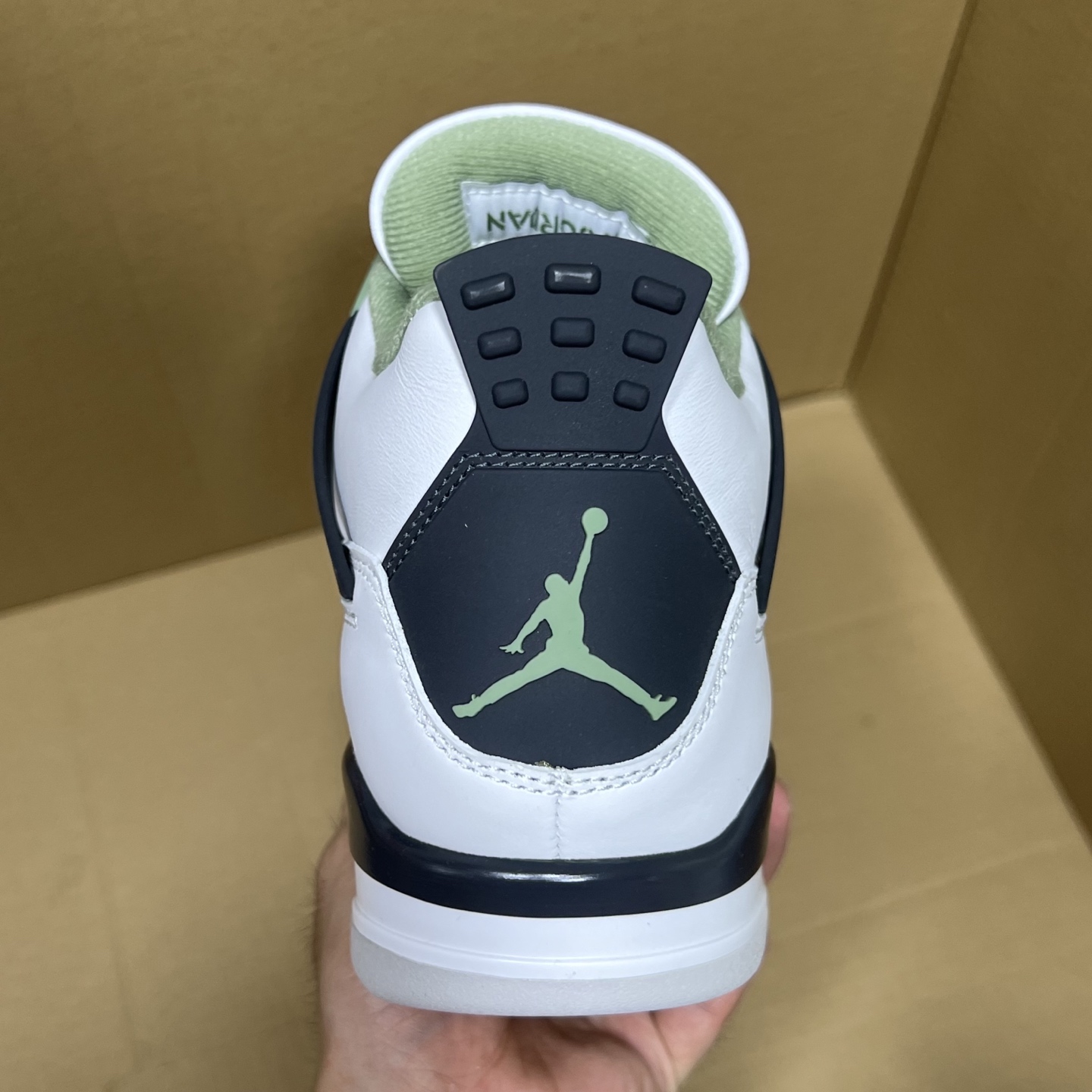 年度重磅福利！R1版AJ4系列特价！市场知名外贸R1版本！早期老的DT，懂的人都懂！品质 口碑一直在线！