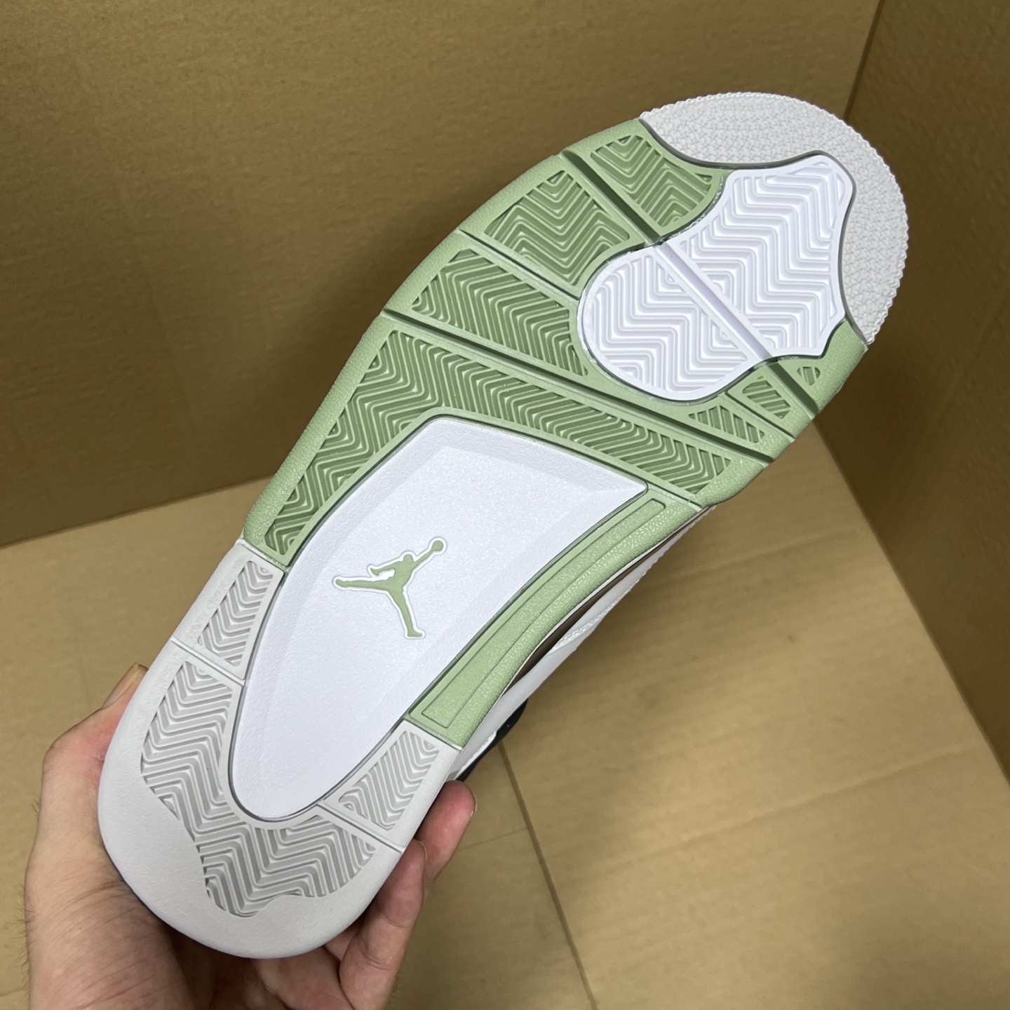 年度重磅福利！R1版AJ4系列特价！市场知名外贸R1版本！早期老的DT，懂的人都懂！品质 口碑一直在线！