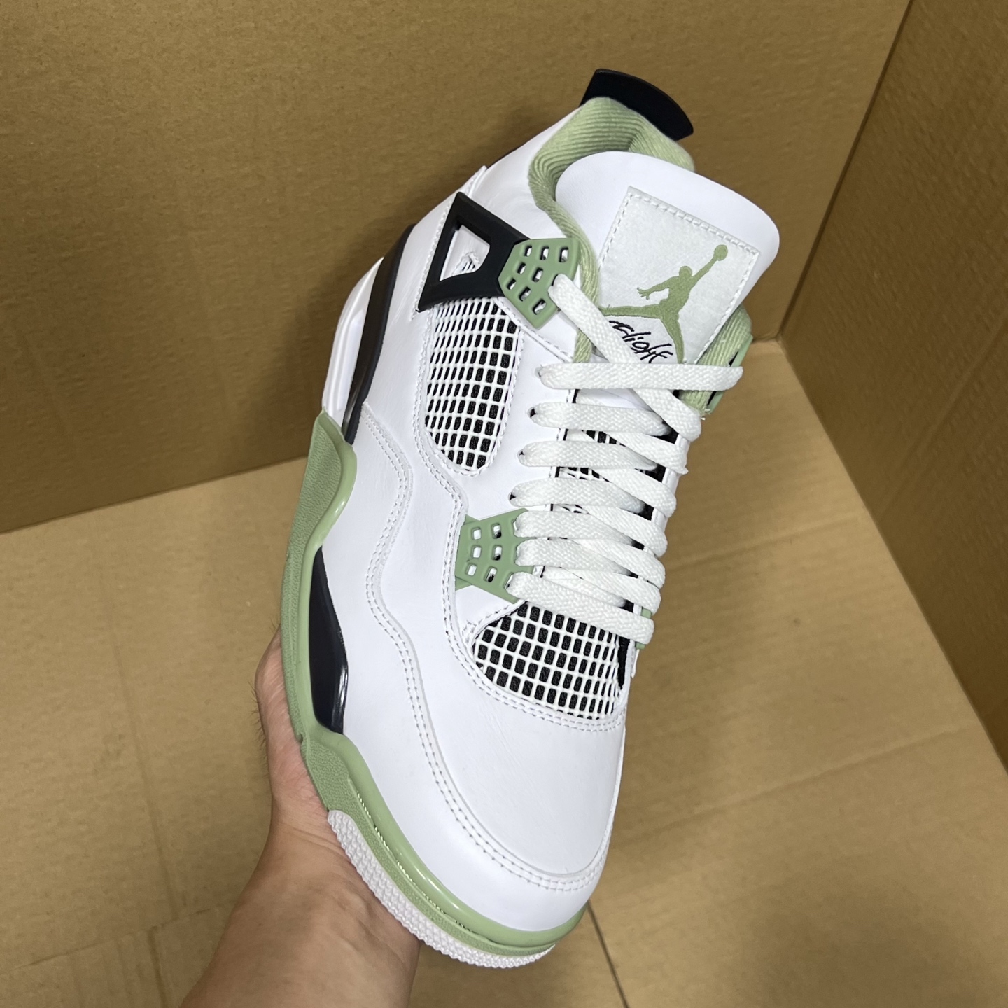 年度重磅福利！R1版AJ4系列特价！市场知名外贸R1版本！早期老的DT，懂的人都懂！品质 口碑一直在线！