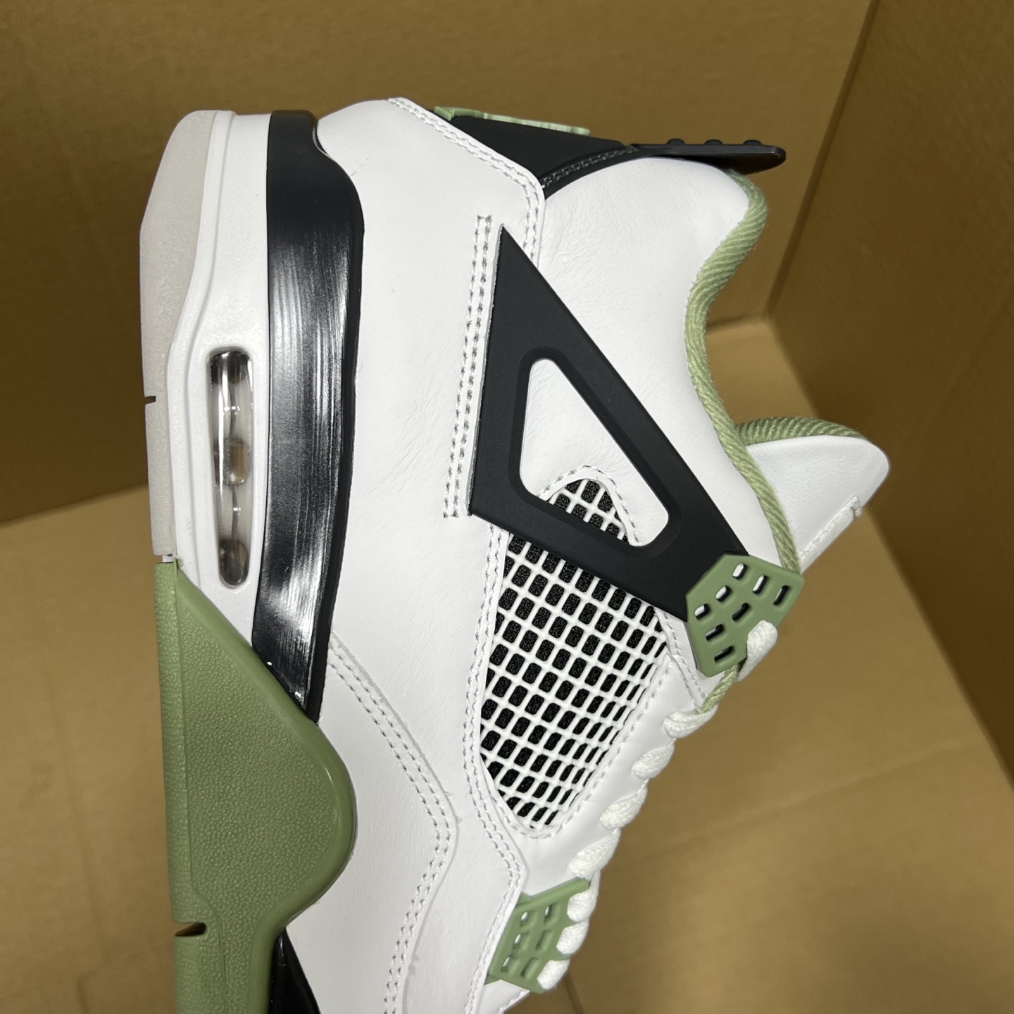 年度重磅福利！R1版AJ4系列特价！市场知名外贸R1版本！早期老的DT，懂的人都懂！品质 口碑一直在线！