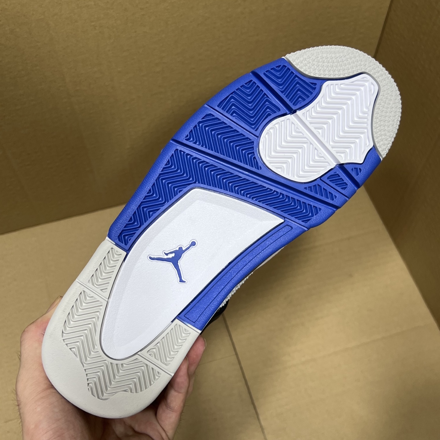 年度重磅福利！R1版AJ4系列特价！市场知名外贸R1版本！早期老的DT，懂的人都懂！品质 口碑一直在线！