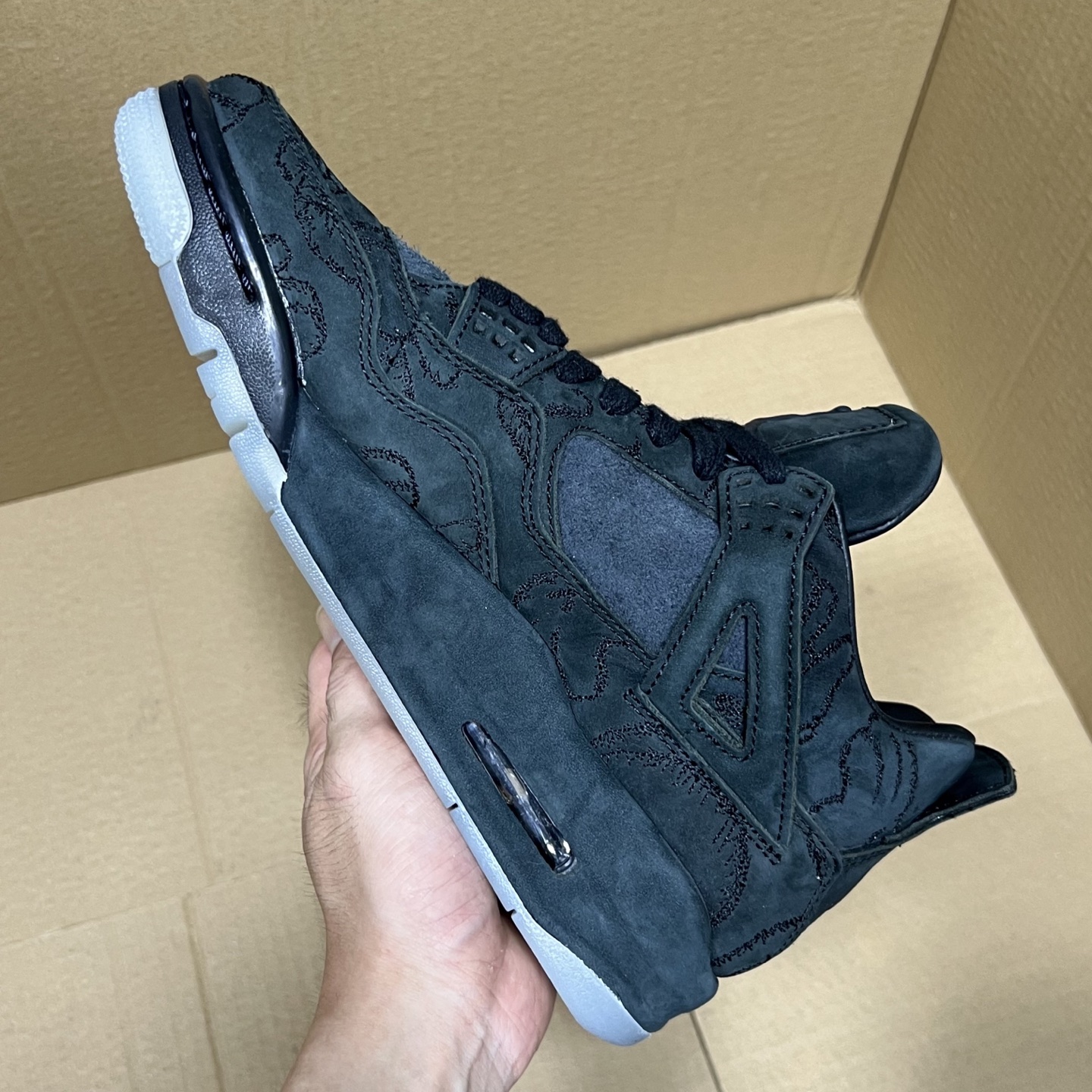 年度重磅福利！R1版AJ4系列特价！市场知名外贸R1版本！早期老的DT，懂的人都懂！品质 口碑一直在线！