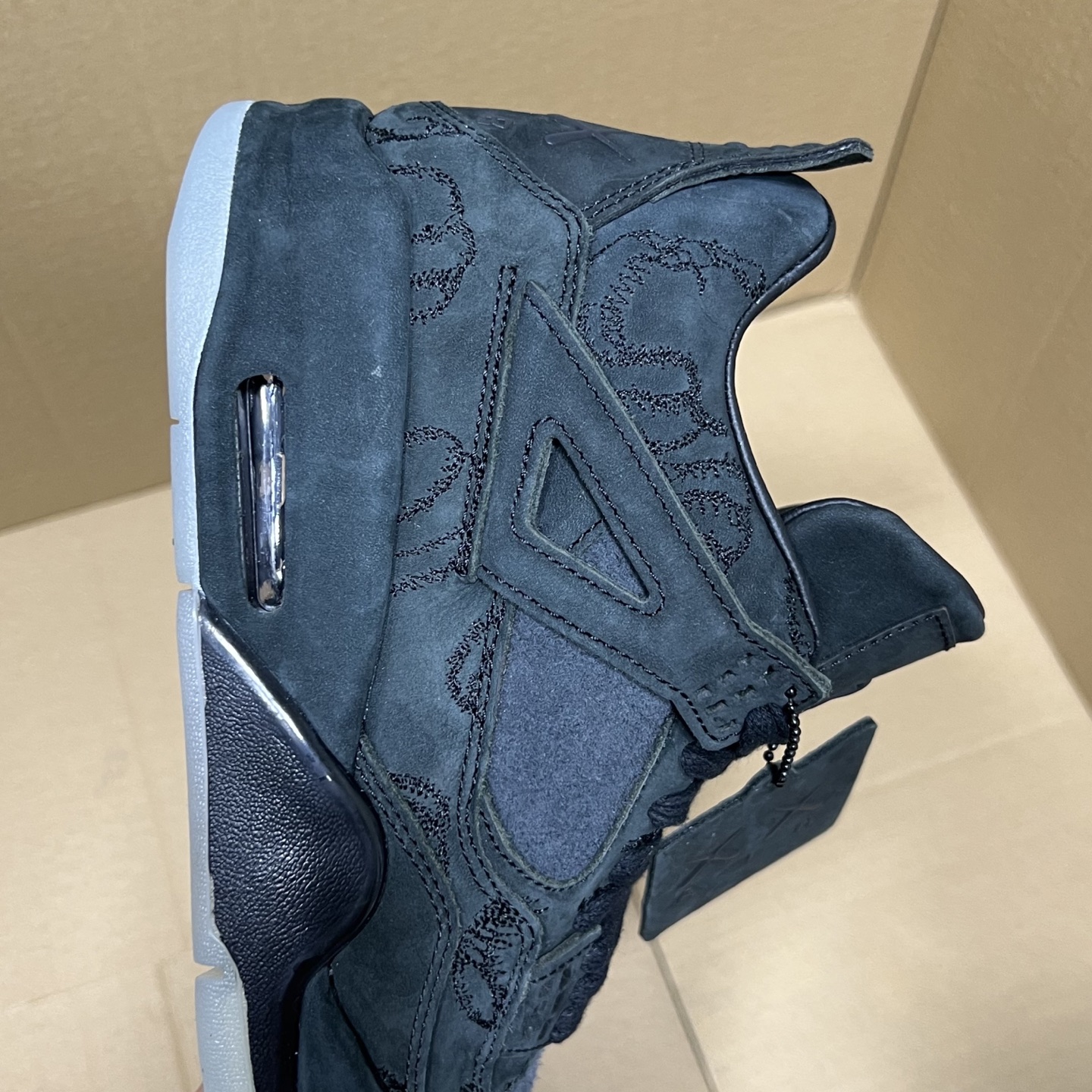 年度重磅福利！R1版AJ4系列特价！市场知名外贸R1版本！早期老的DT，懂的人都懂！品质 口碑一直在线！