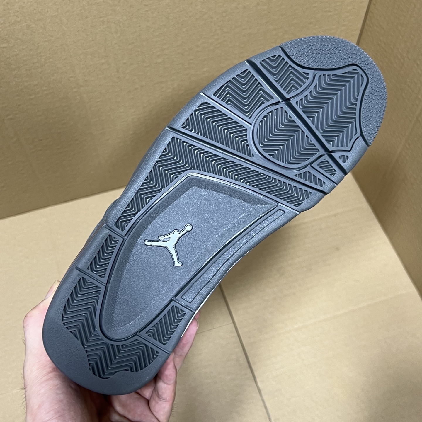 年度重磅福利！R1版AJ4系列特价！市场知名外贸R1版本！早期老的DT，懂的人都懂！品质 口碑一直在线！