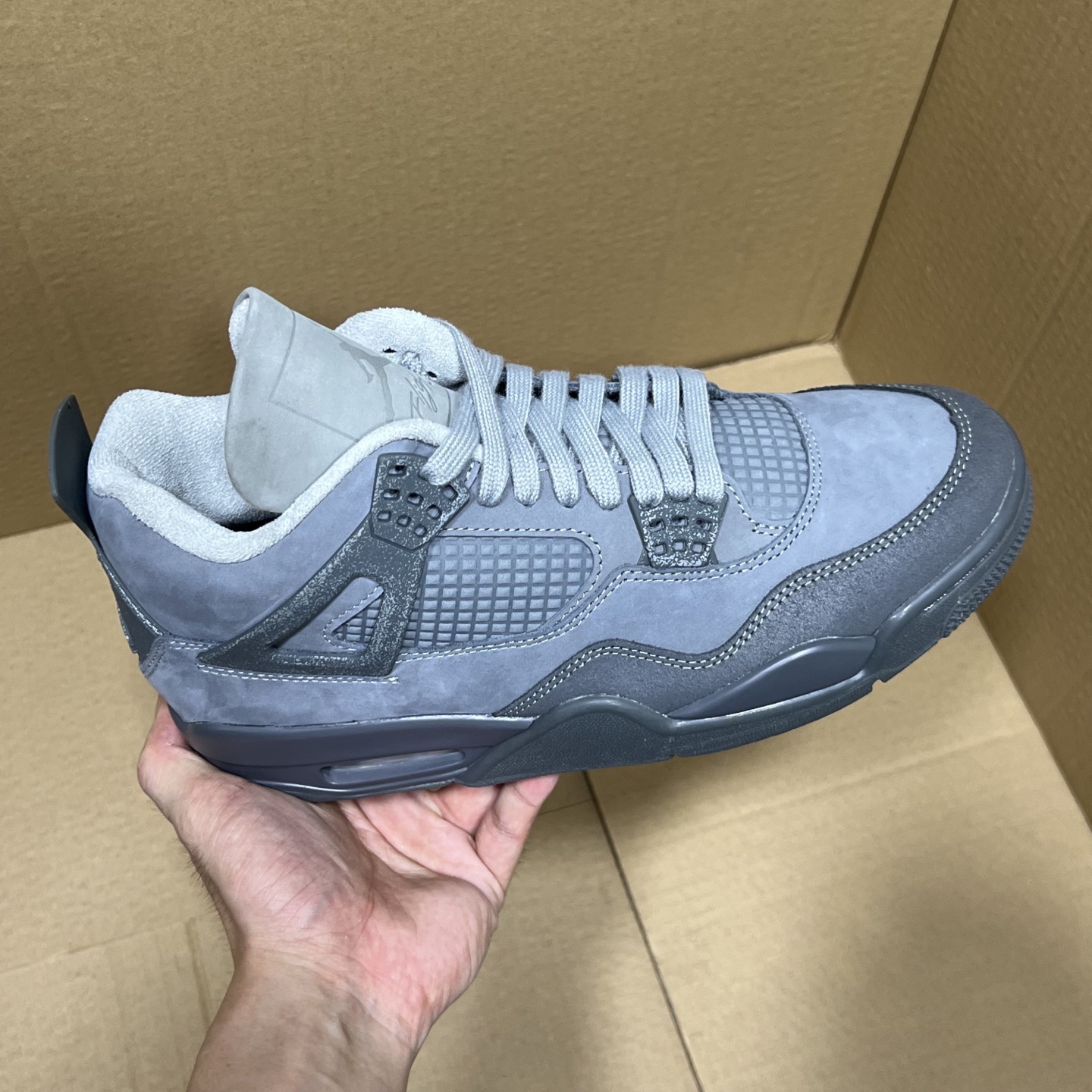 双十二福利开启！ R1版AJ4系列特价！价格下调！ 市场知名外贸R1版本！早期老的DT，懂的人都懂！品质 口碑一直在线！ 尺码36-48.5稳定输出！终端优势供货！ 编码AB275869