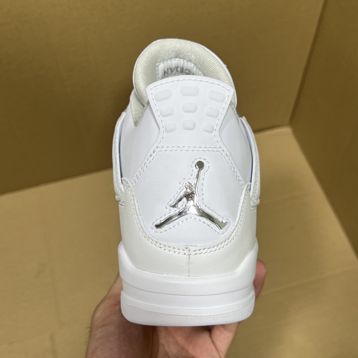 年度重磅福利！R1版AJ4系列特价！市场知名外贸R1版本！早期老的DT，懂的人都懂！品质 口碑一直在线！