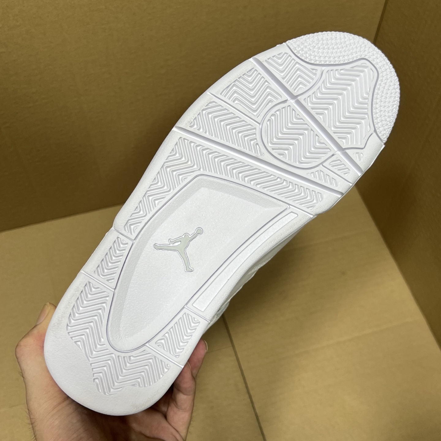 年度重磅福利！R1版AJ4系列特价！市场知名外贸R1版本！早期老的DT，懂的人都懂！品质 口碑一直在线！